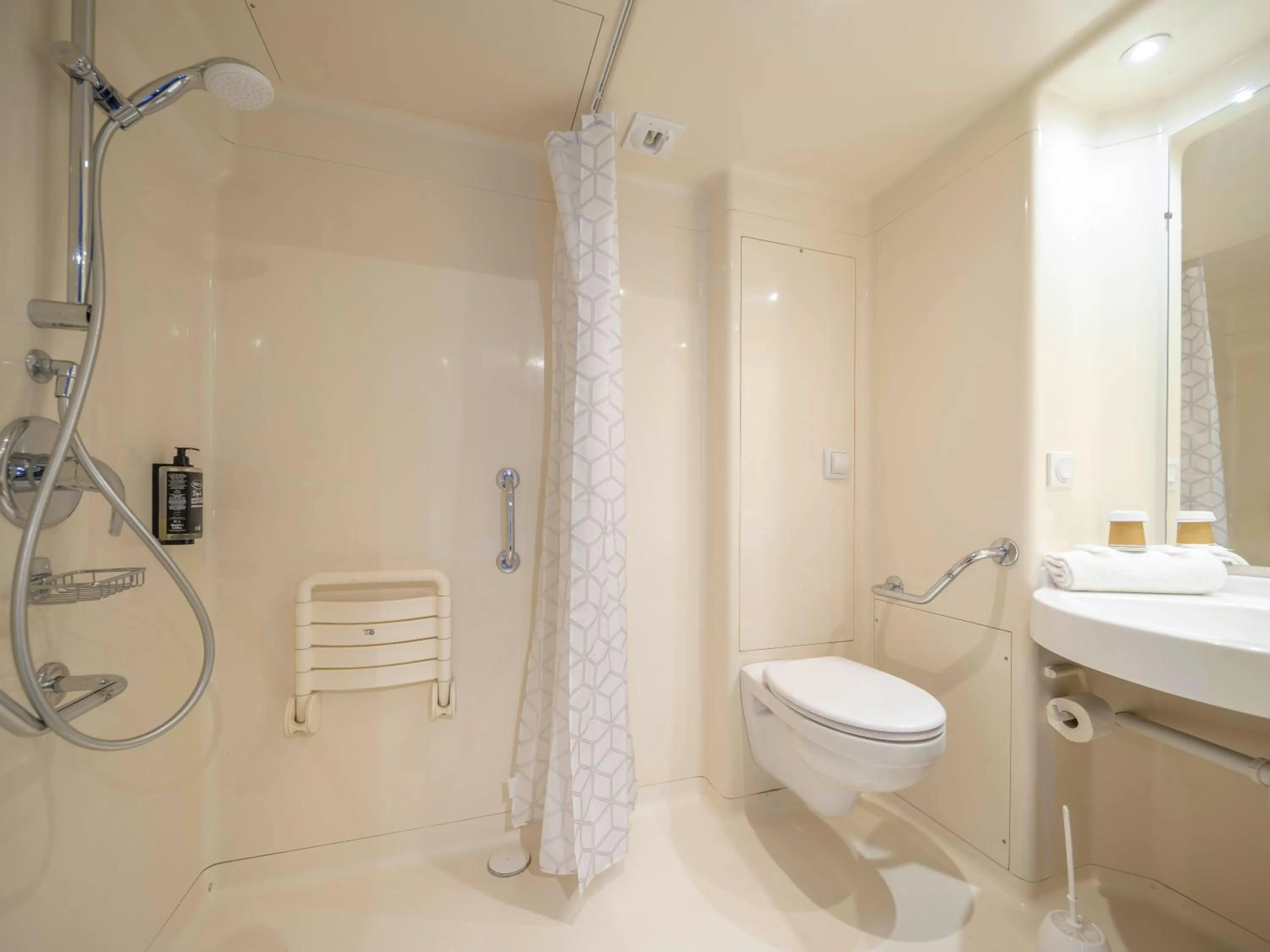 Shower in ibis budget Forbach Centre