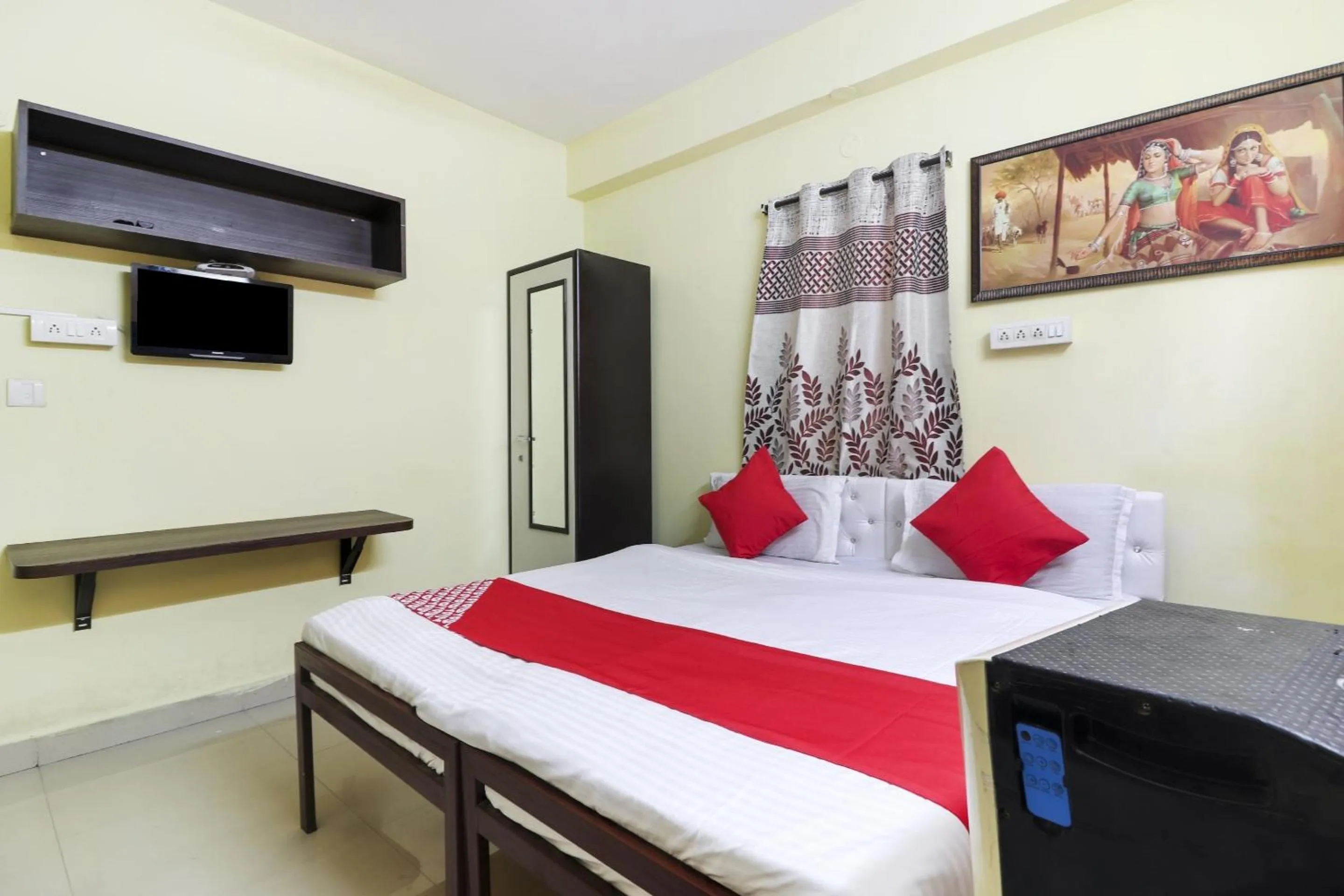 Facade/entrance, Bed in Hotel O Ruby Grand Inn