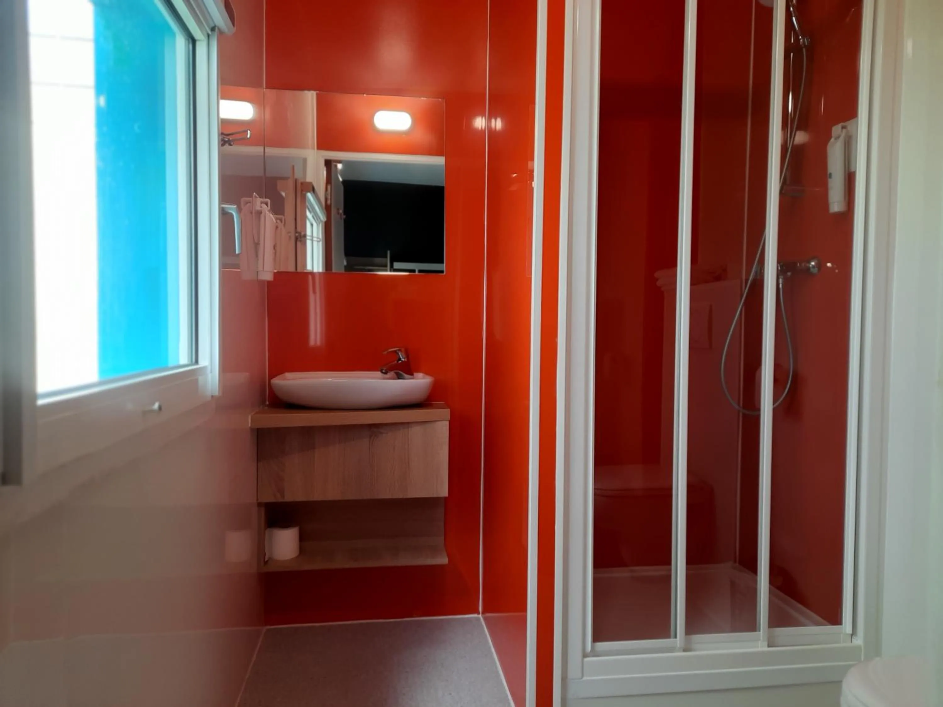 Bathroom in Kyriad Direct Caen Nord Memorial