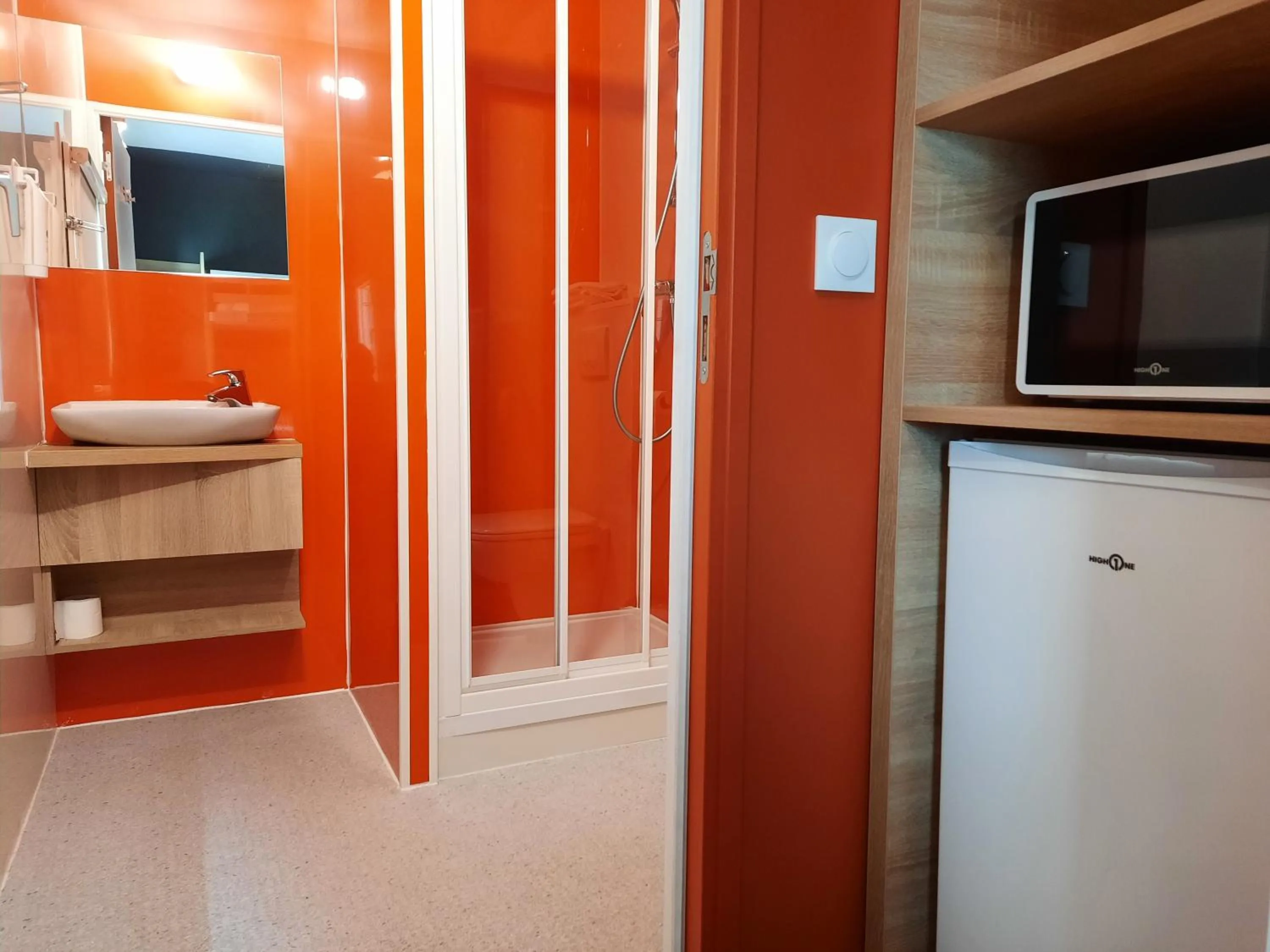 Bathroom in Kyriad Direct Caen Nord Memorial