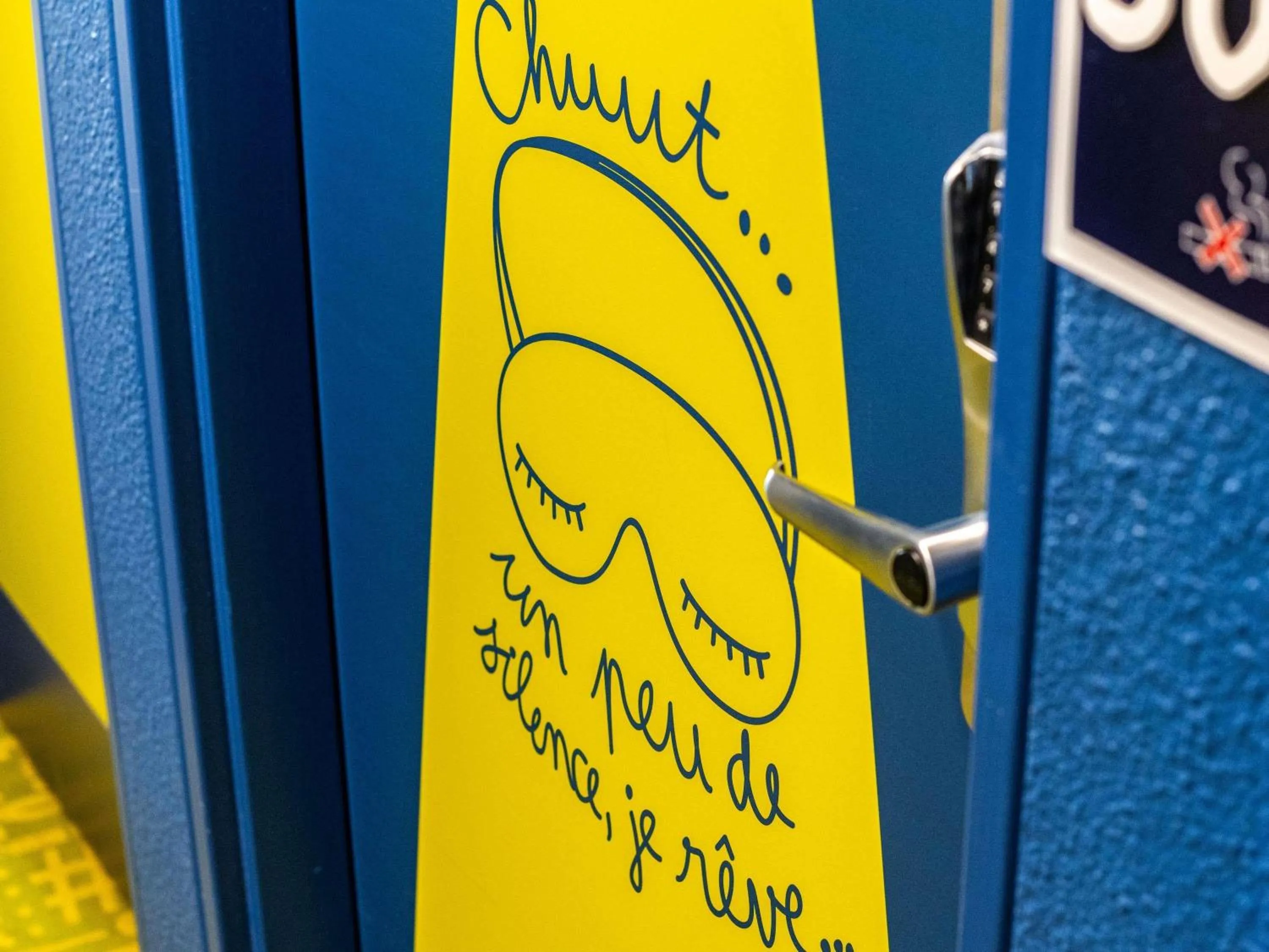 Bedroom in ibis budget Reims Thillois