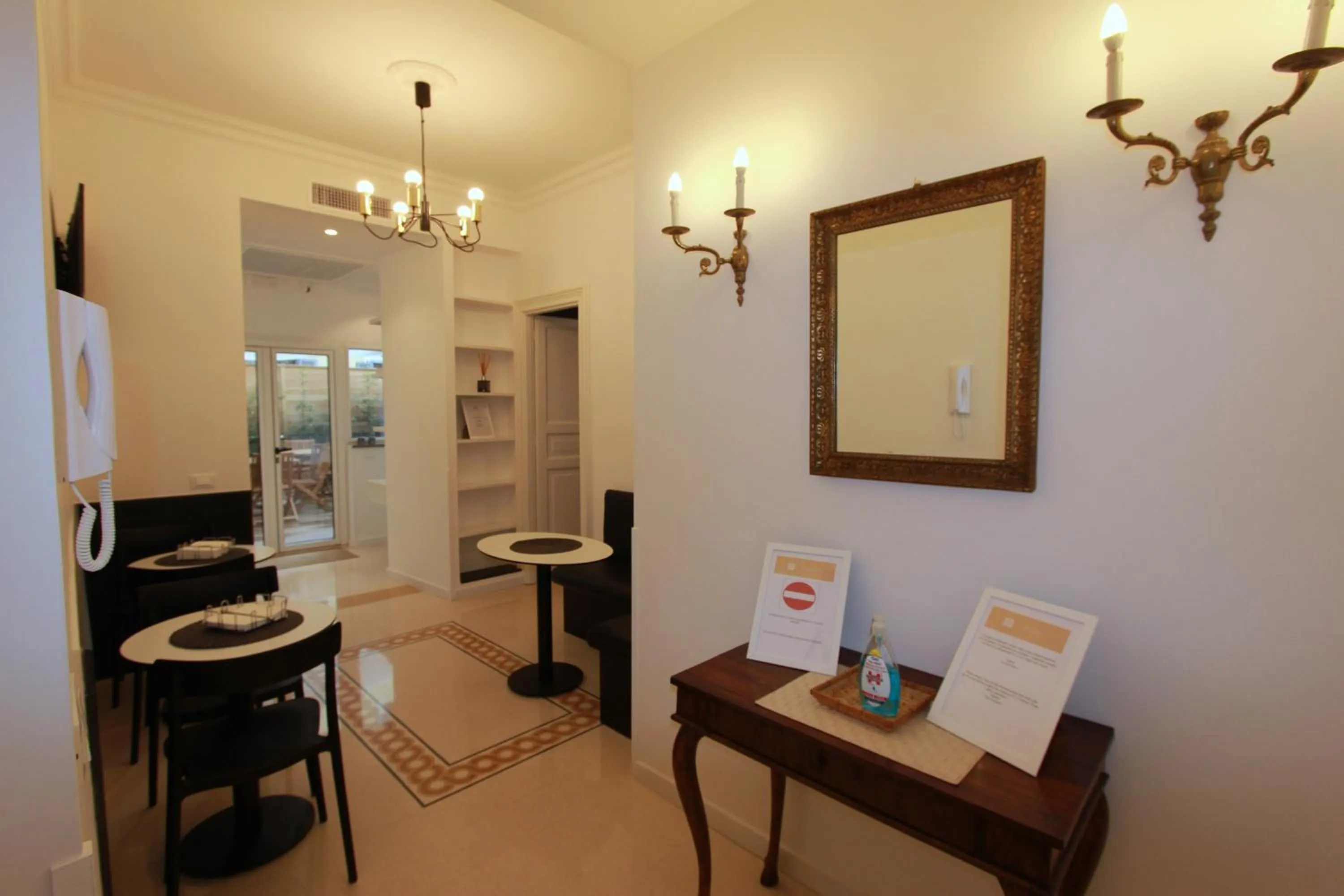 Communal lounge/ TV room in Art Atelier Risorgimento Guest House