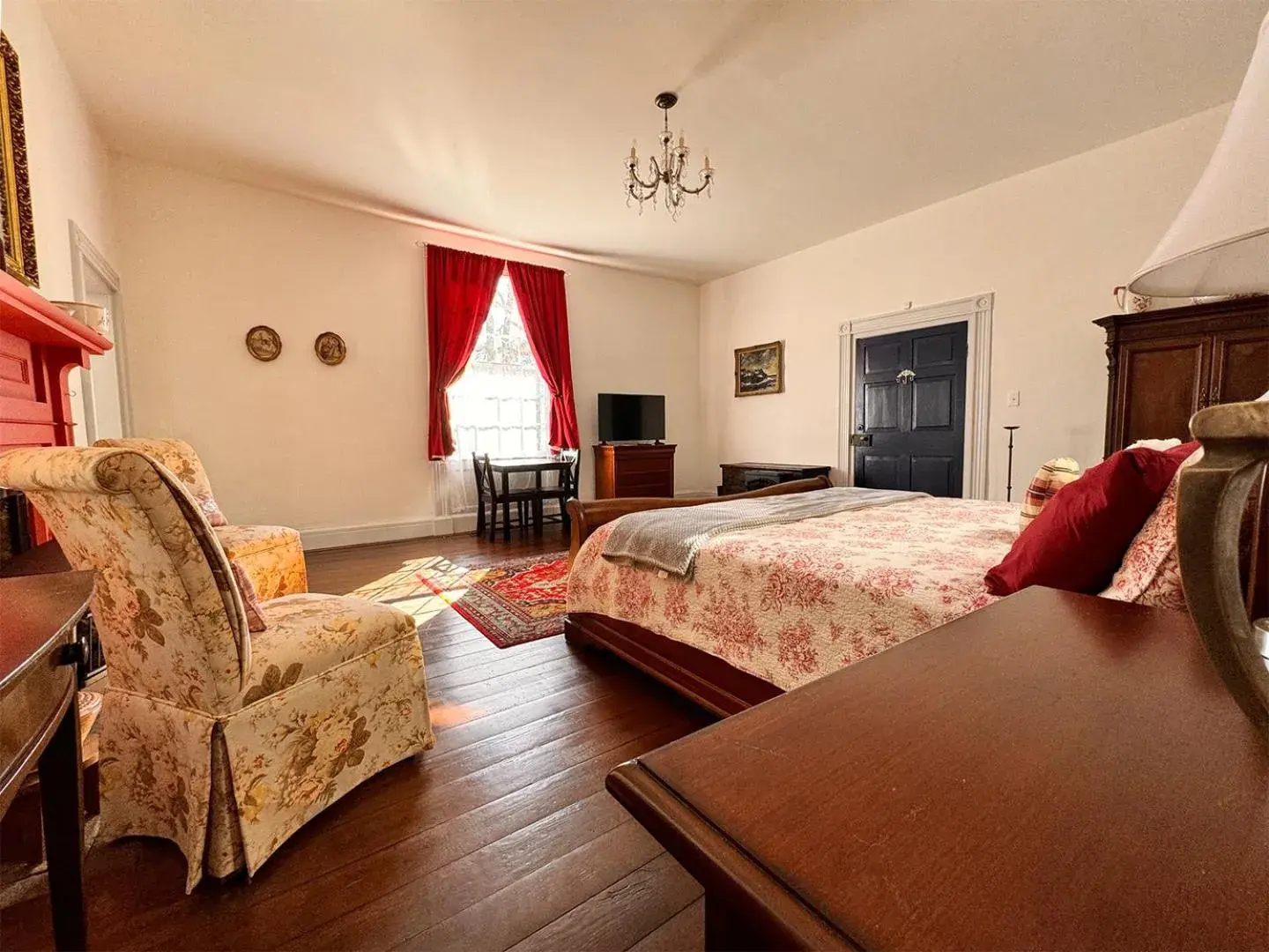 Deluxe King Room in The Sunnyside Sisters Bed and Breakfast Deluxe King Room in The Sunnyside Sisters Bed and Breakfast