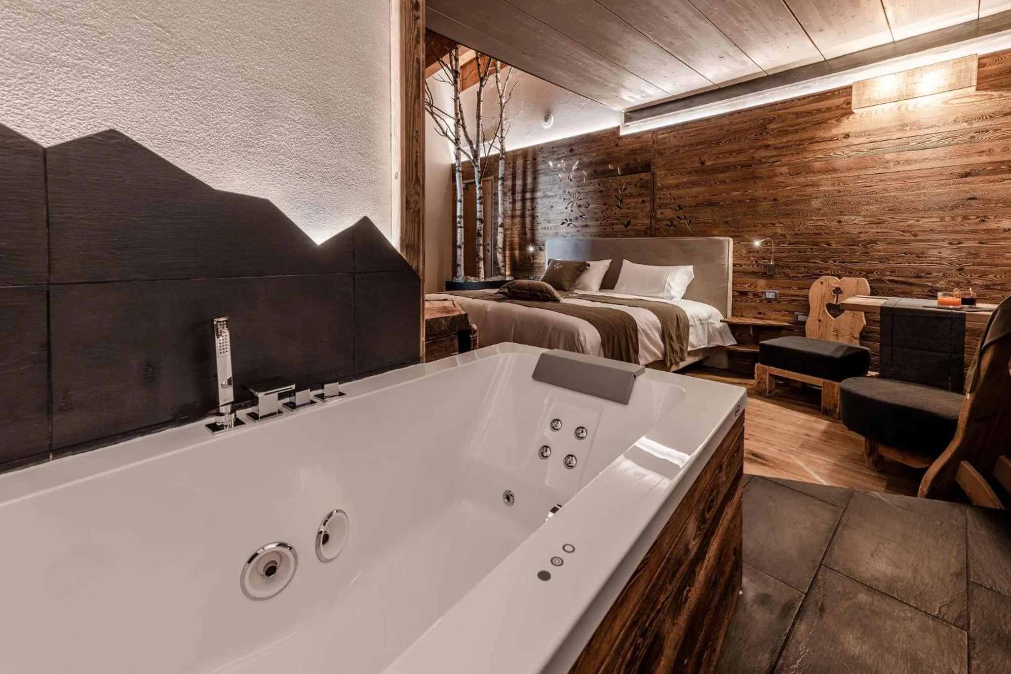 Hot Tub, Bed in CAPANNA PRESENA