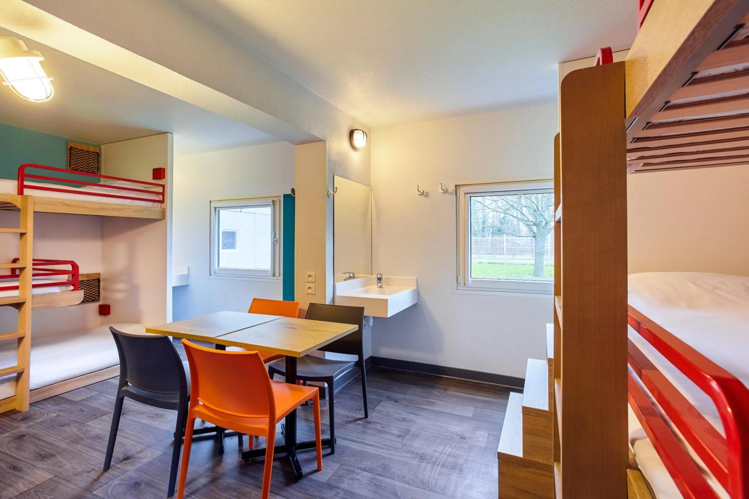 Family, Bed in hotelF1 Beauvais