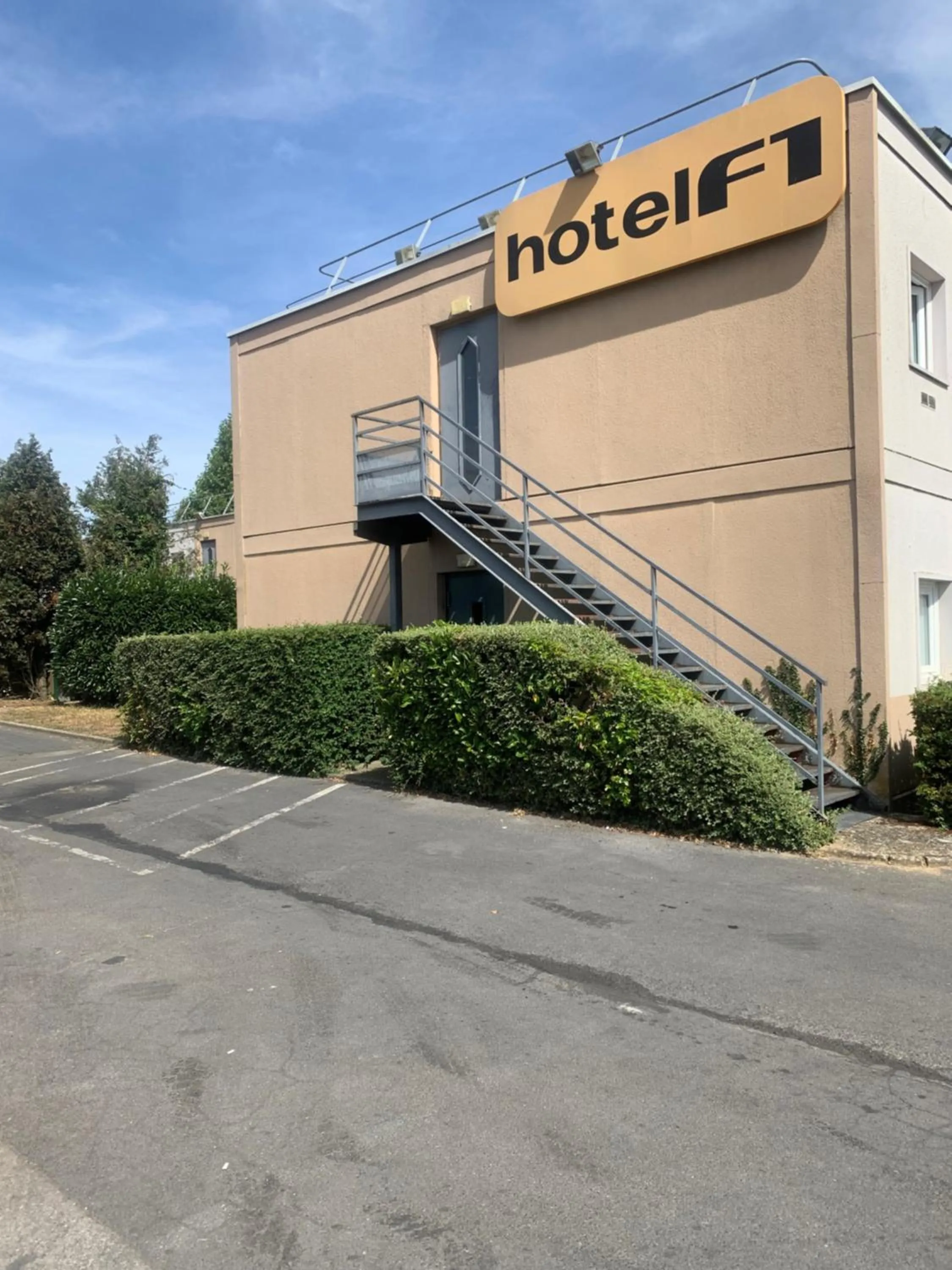 Parking in hotelF1 Beauvais