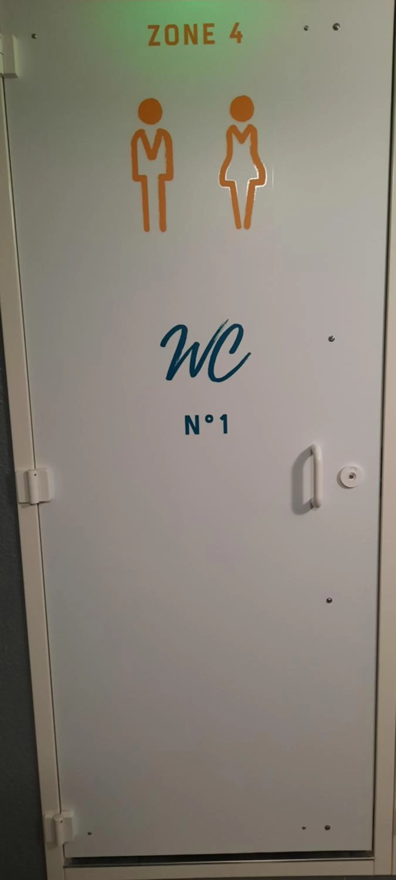 Property logo or sign in hotelF1 Compiègne