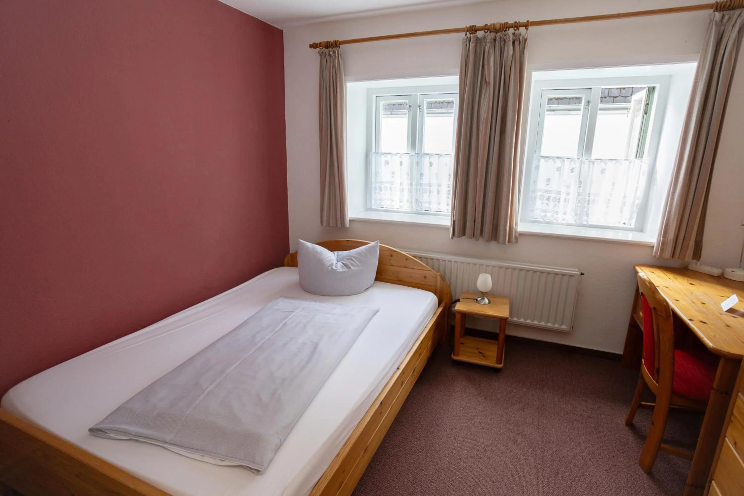 Photo of the whole room, Bed in Hotel Zur Linde