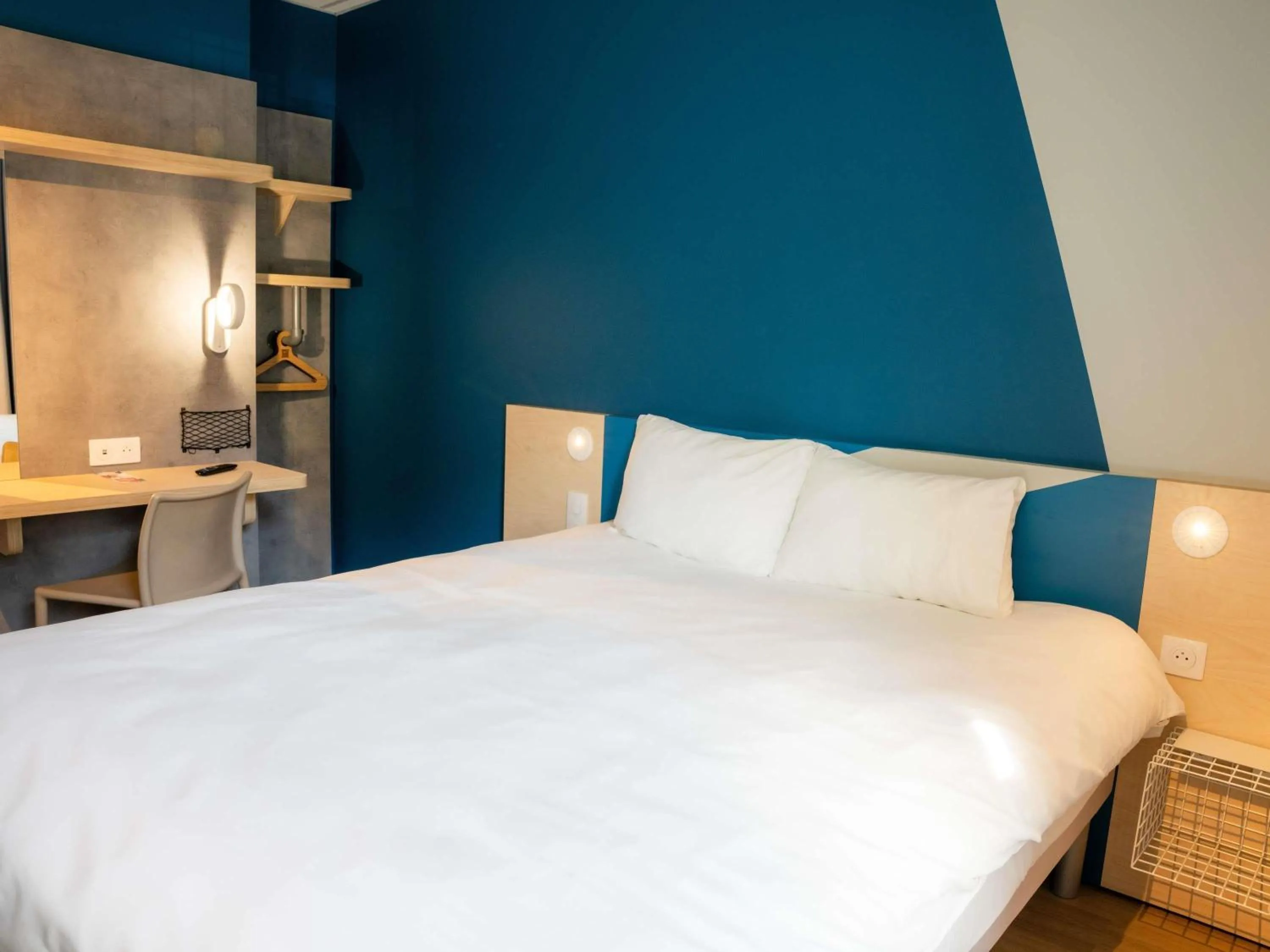 Bedroom, Bed in ibis budget Compiègne Centre-Ville