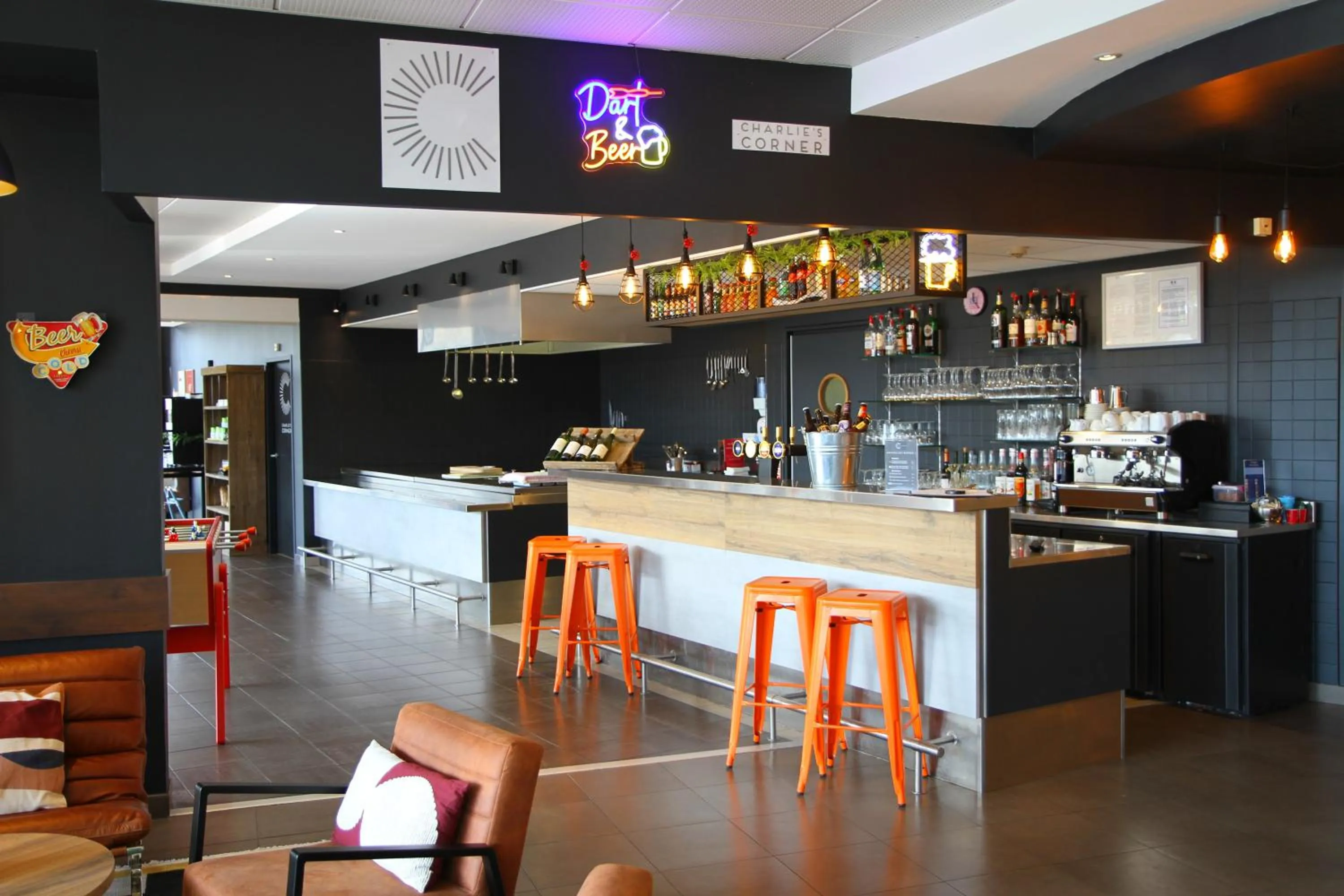 Lounge or bar in ibis Beauvais Aéroport