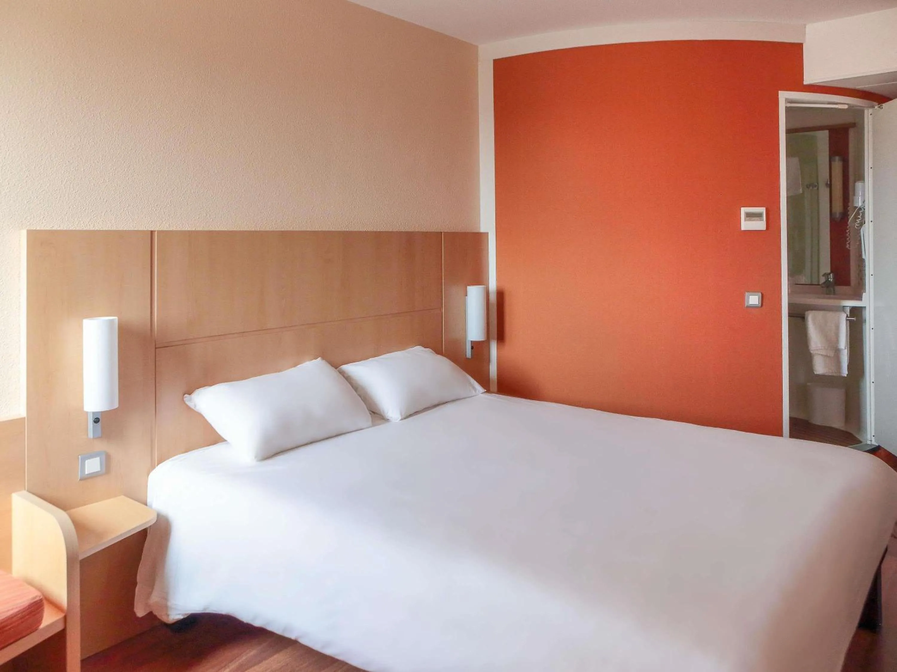 Bedroom, Bed in ibis Beauvais Aéroport