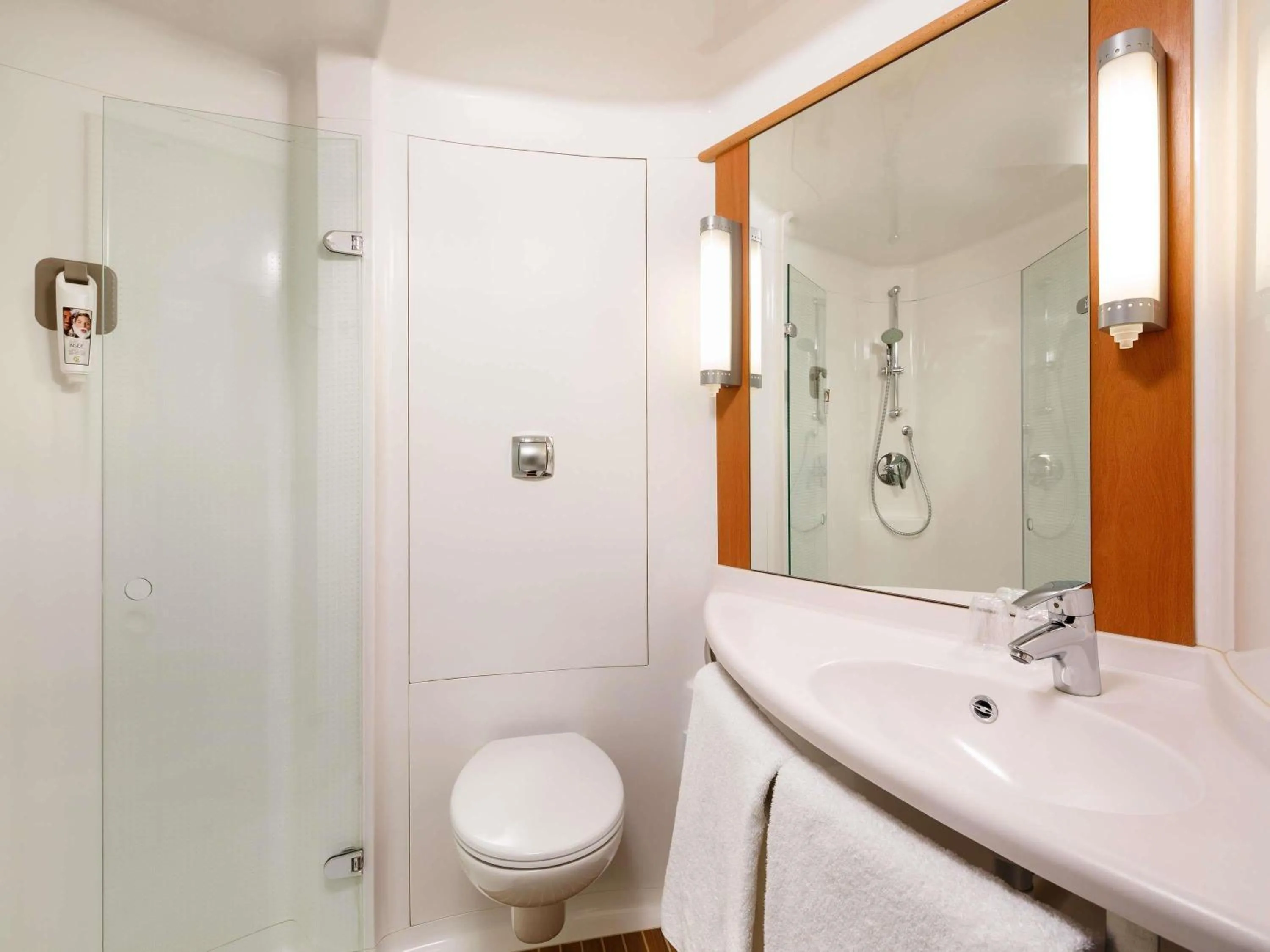 Bedroom in ibis Beauvais Aéroport