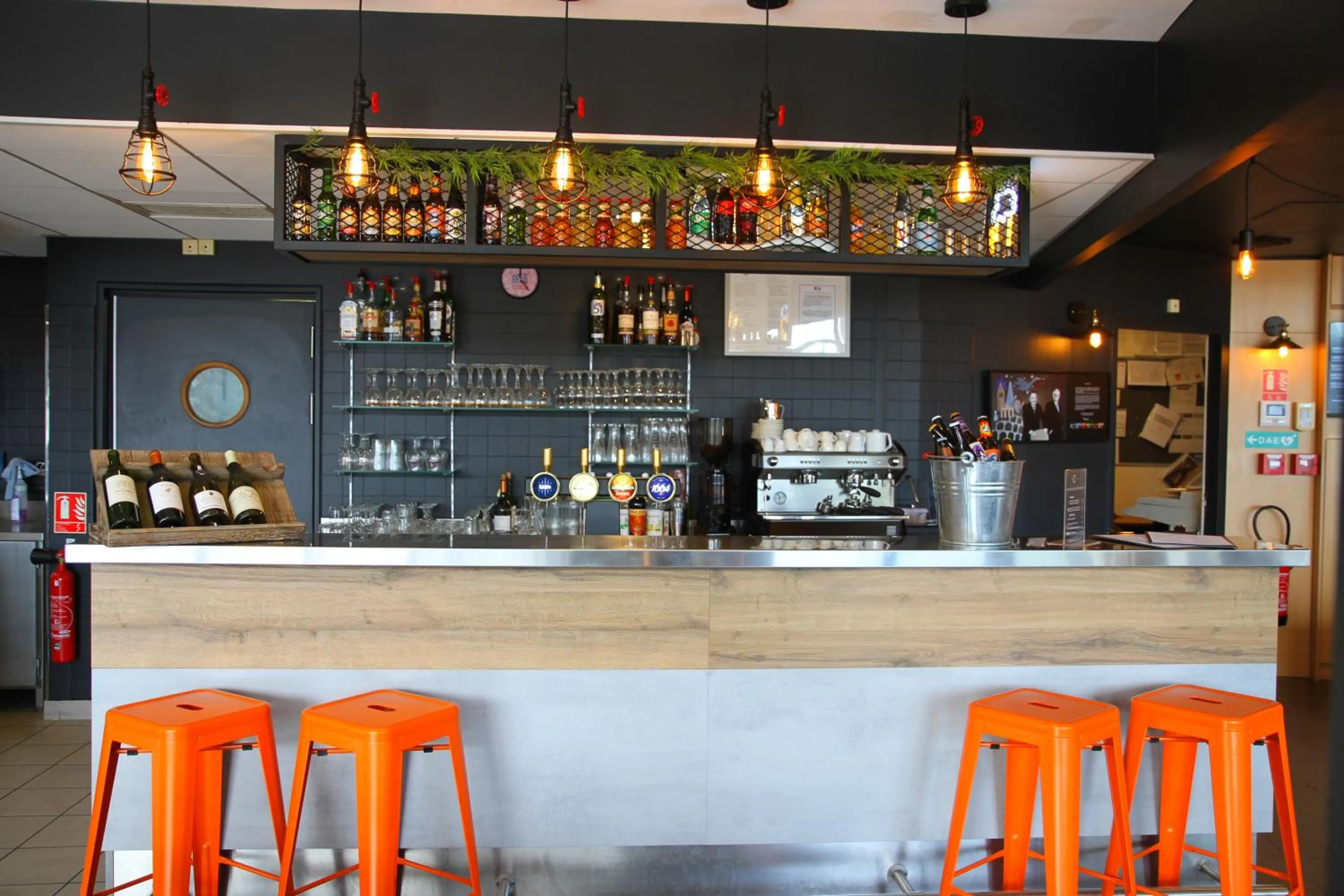 Lounge or bar in ibis Beauvais Aéroport