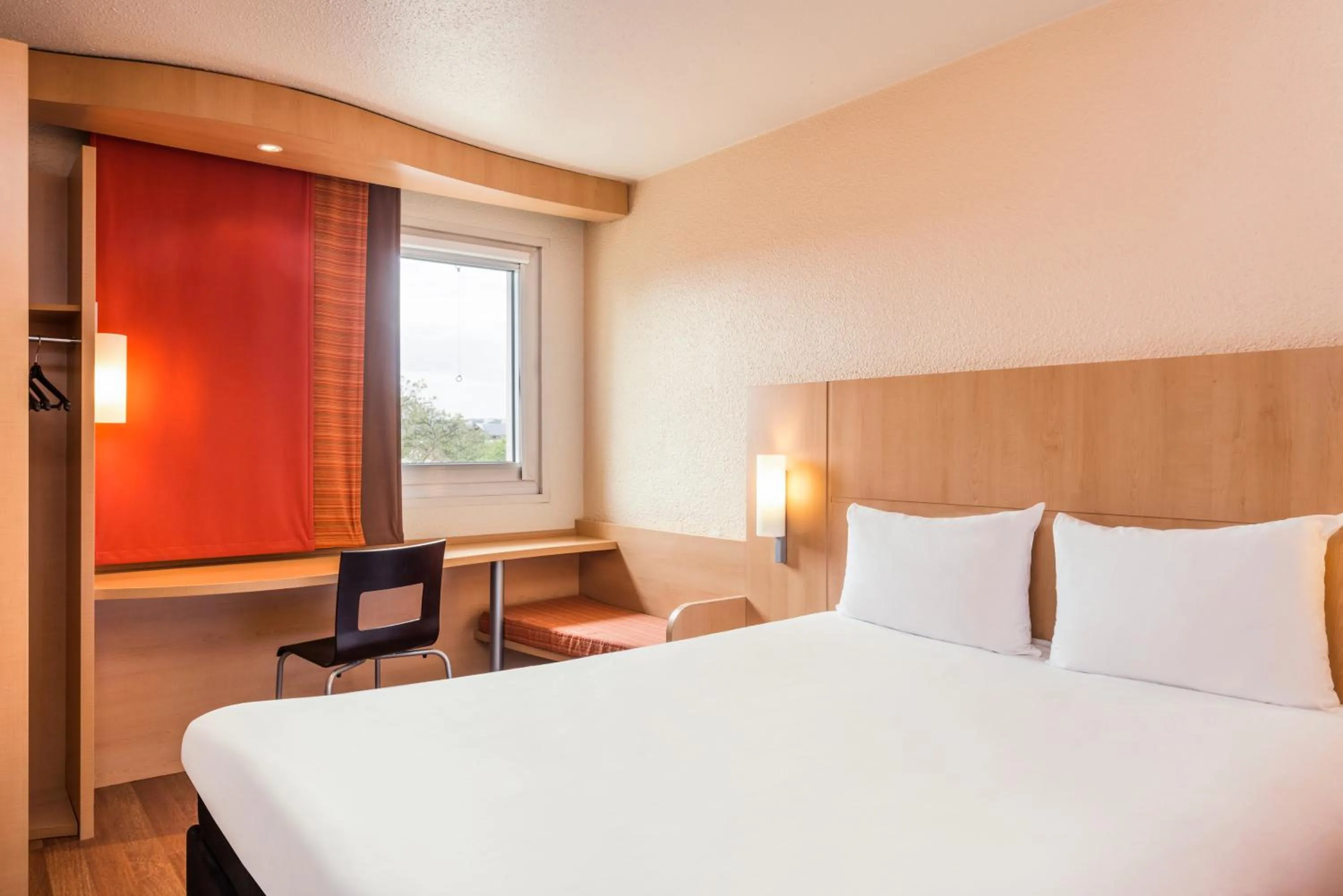 Bedroom, Bed in ibis Beauvais Aéroport