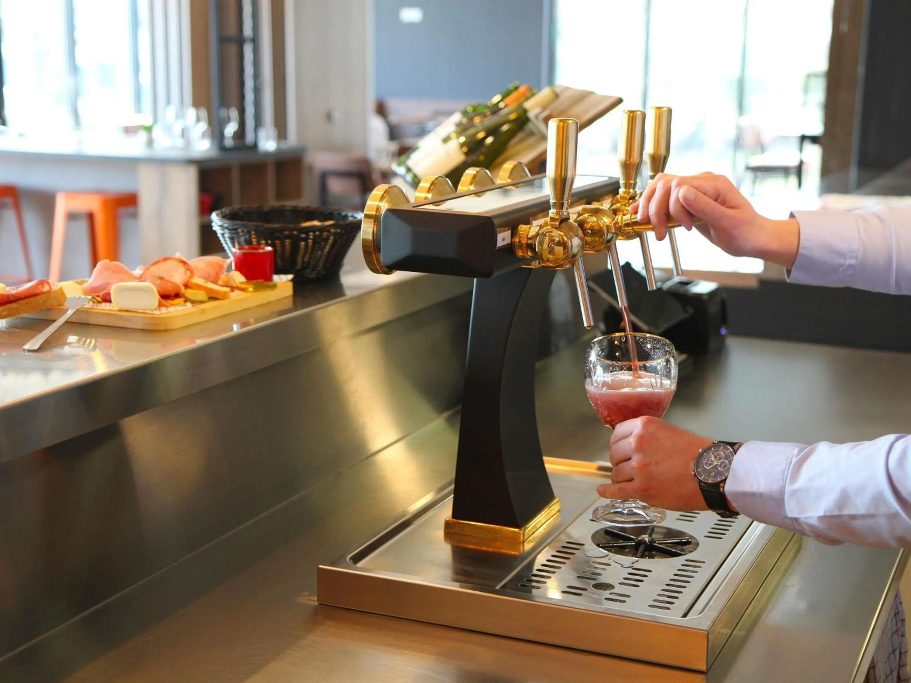 Lounge or bar in ibis Beauvais Aéroport