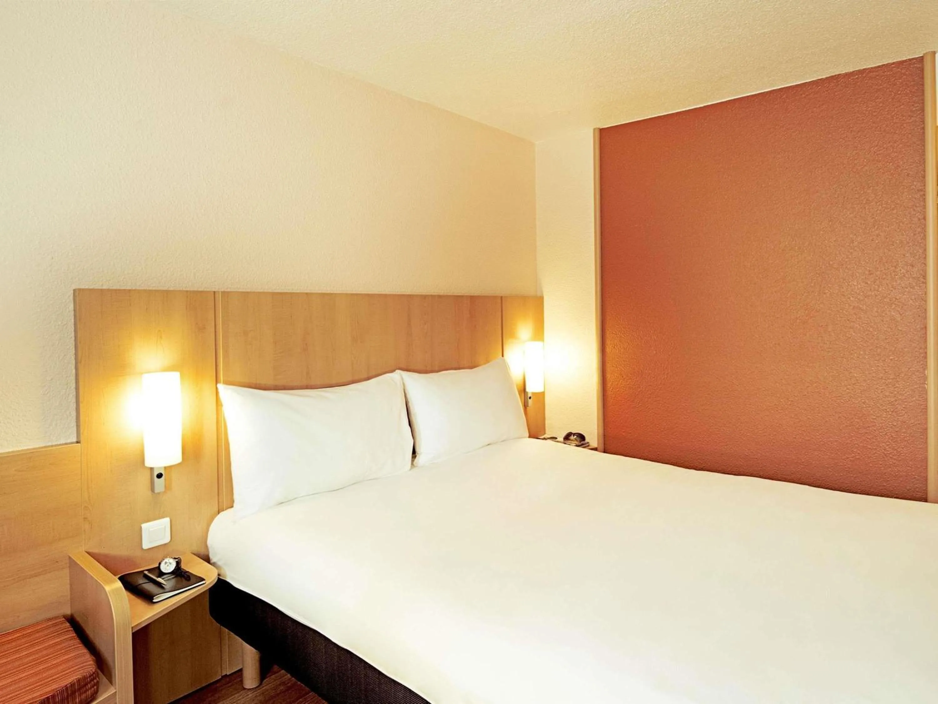 Bedroom, Bed in ibis Beauvais Aéroport