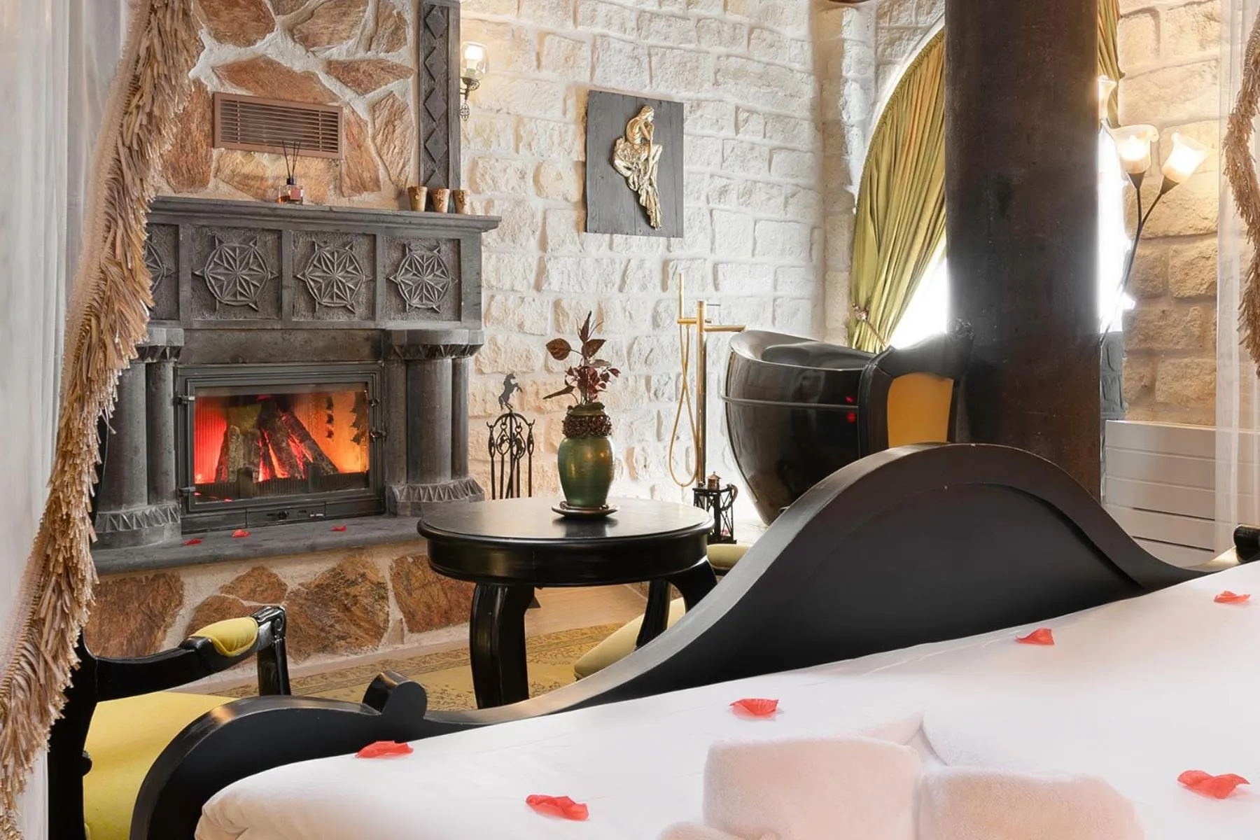 flat iron in Elysion Cave Suites