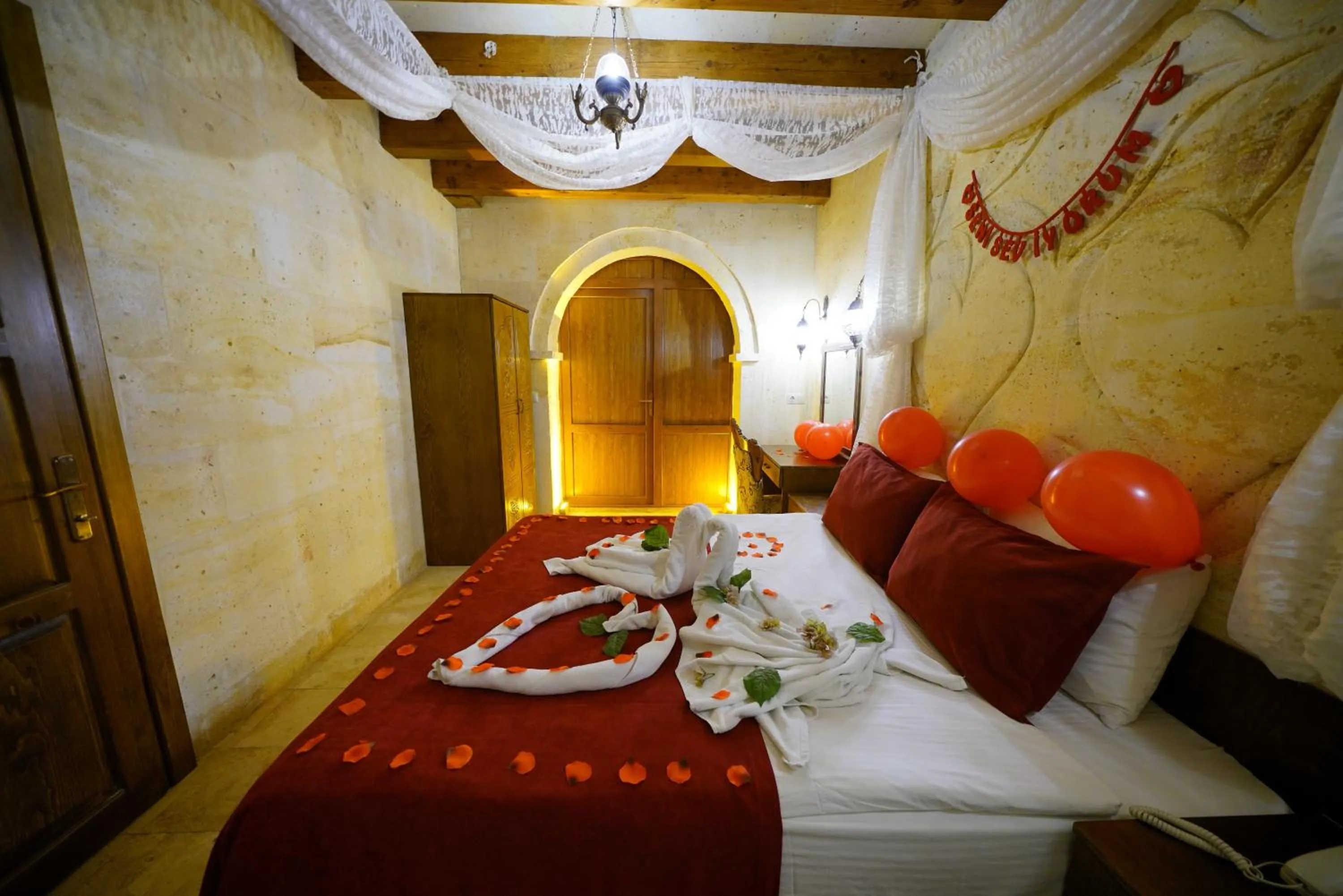 Bed in Balloon Cave Hotel