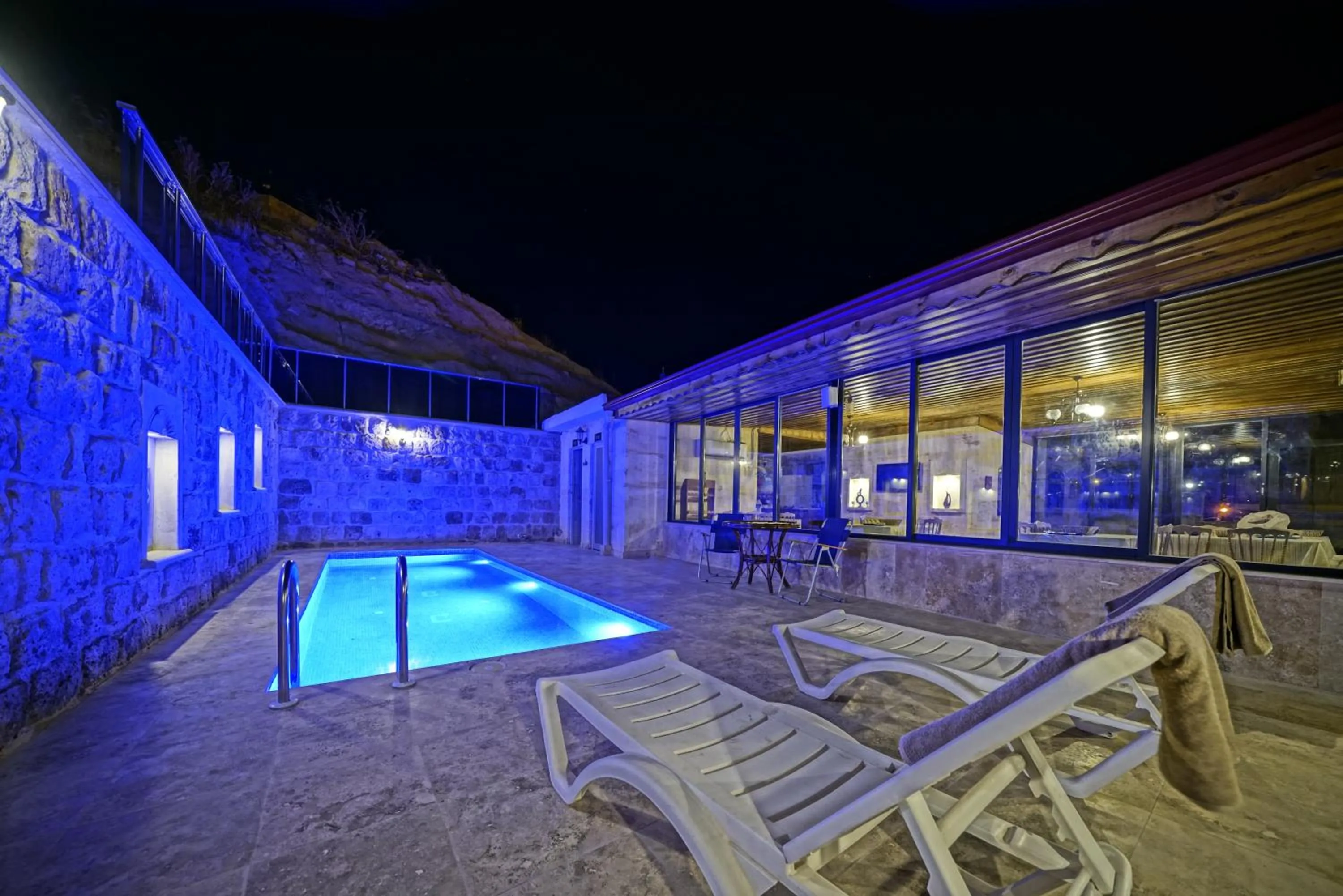 Swimming pool in Balloon Cave Hotel