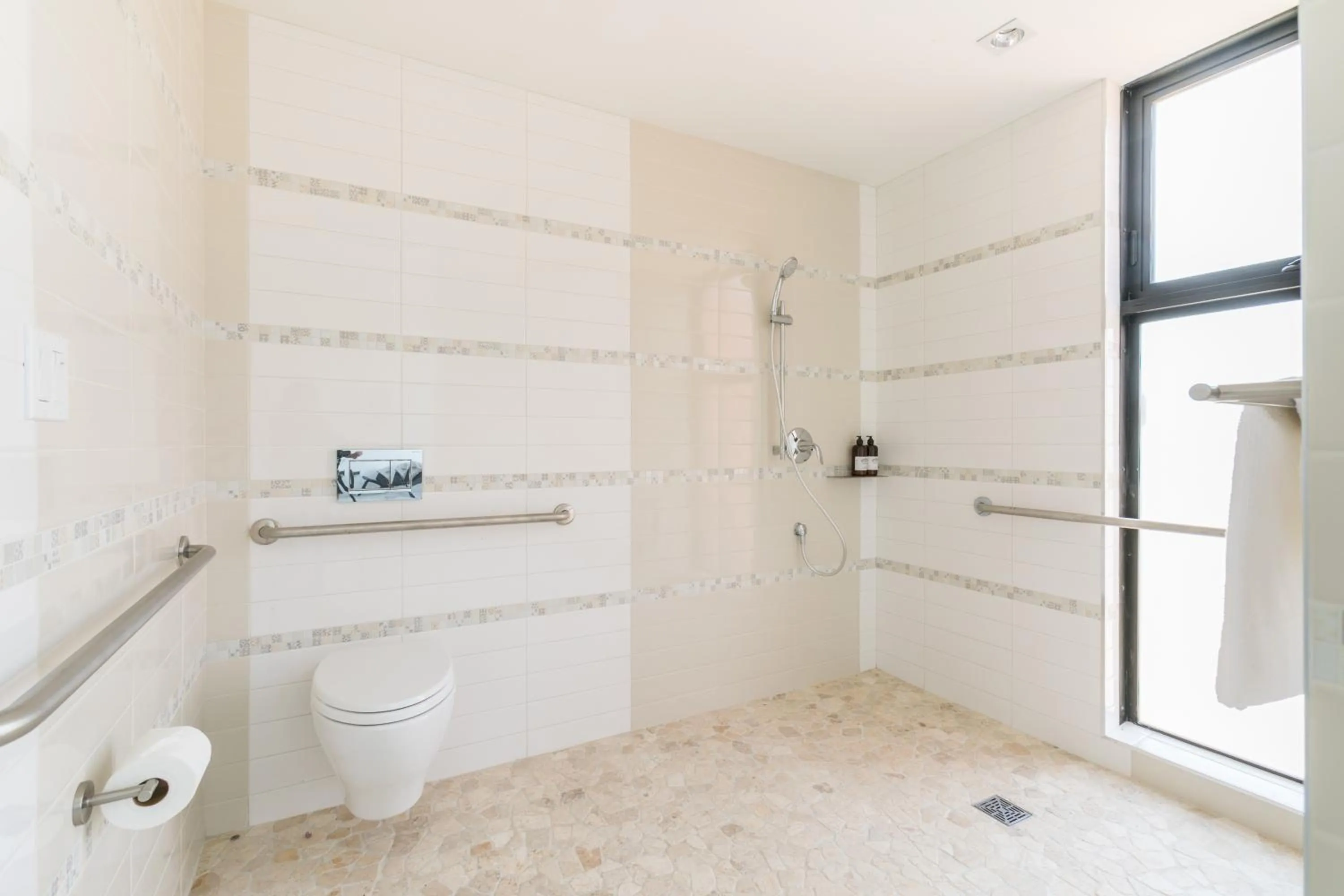 Shower in Geneseo Inn