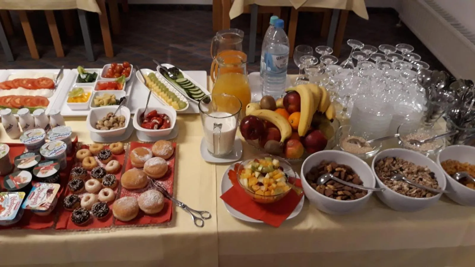 Buffet breakfast in Europa Hotel Garni free parking