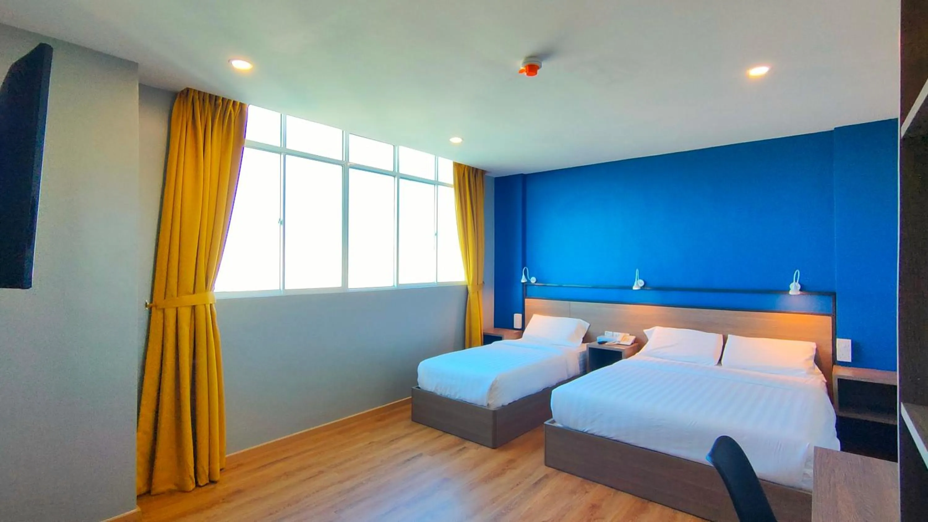 View (from property/room), Bed in Uptown Hotel