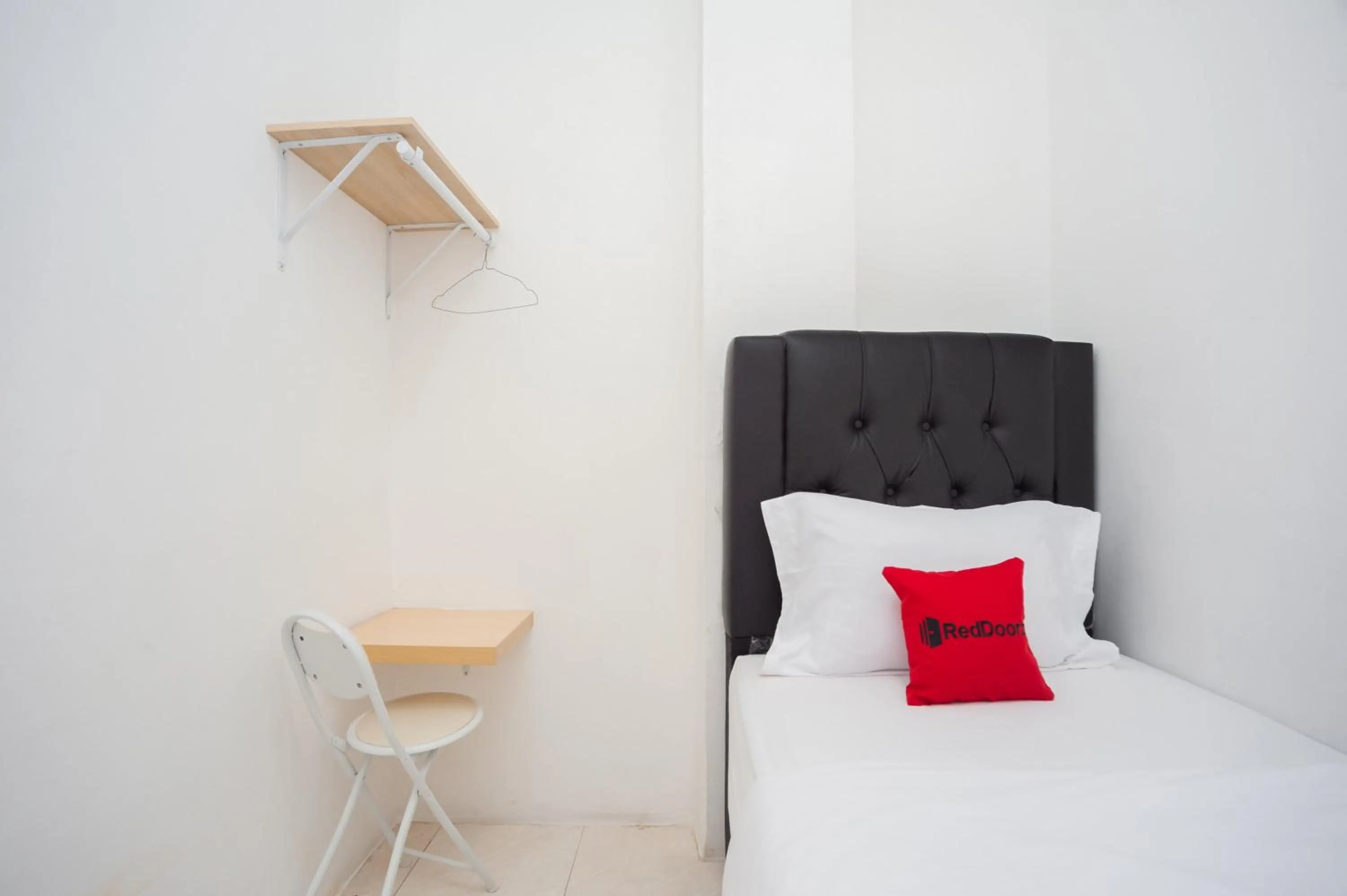 Bedroom, Bed in RedDoorz at Jalan Bangau Palembang