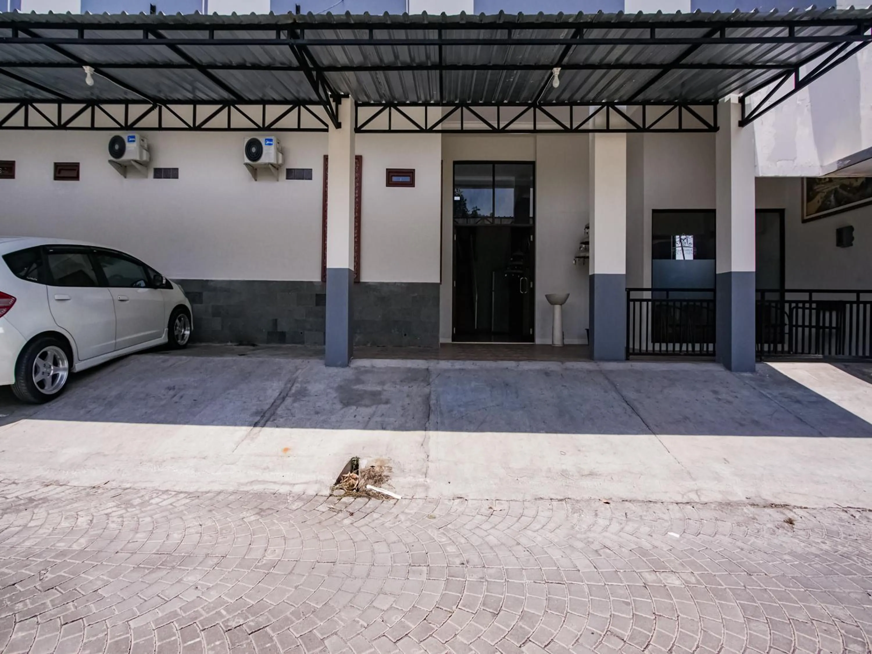 Facade/entrance in OYO 3935 Artha Ambarukmo Exclusive