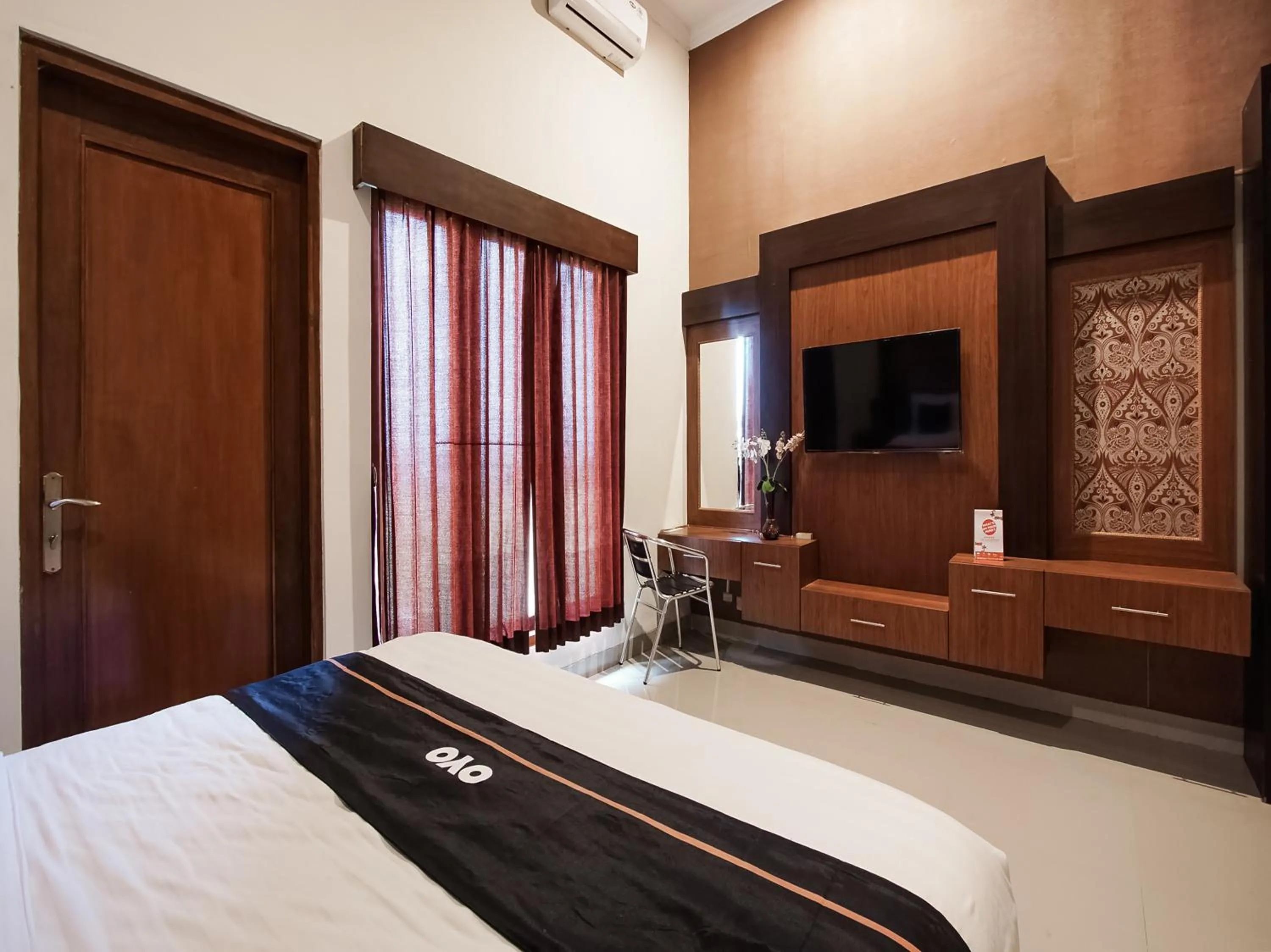 Bedroom, TV/Entertainment Center in OYO 3935 Artha Ambarukmo Exclusive