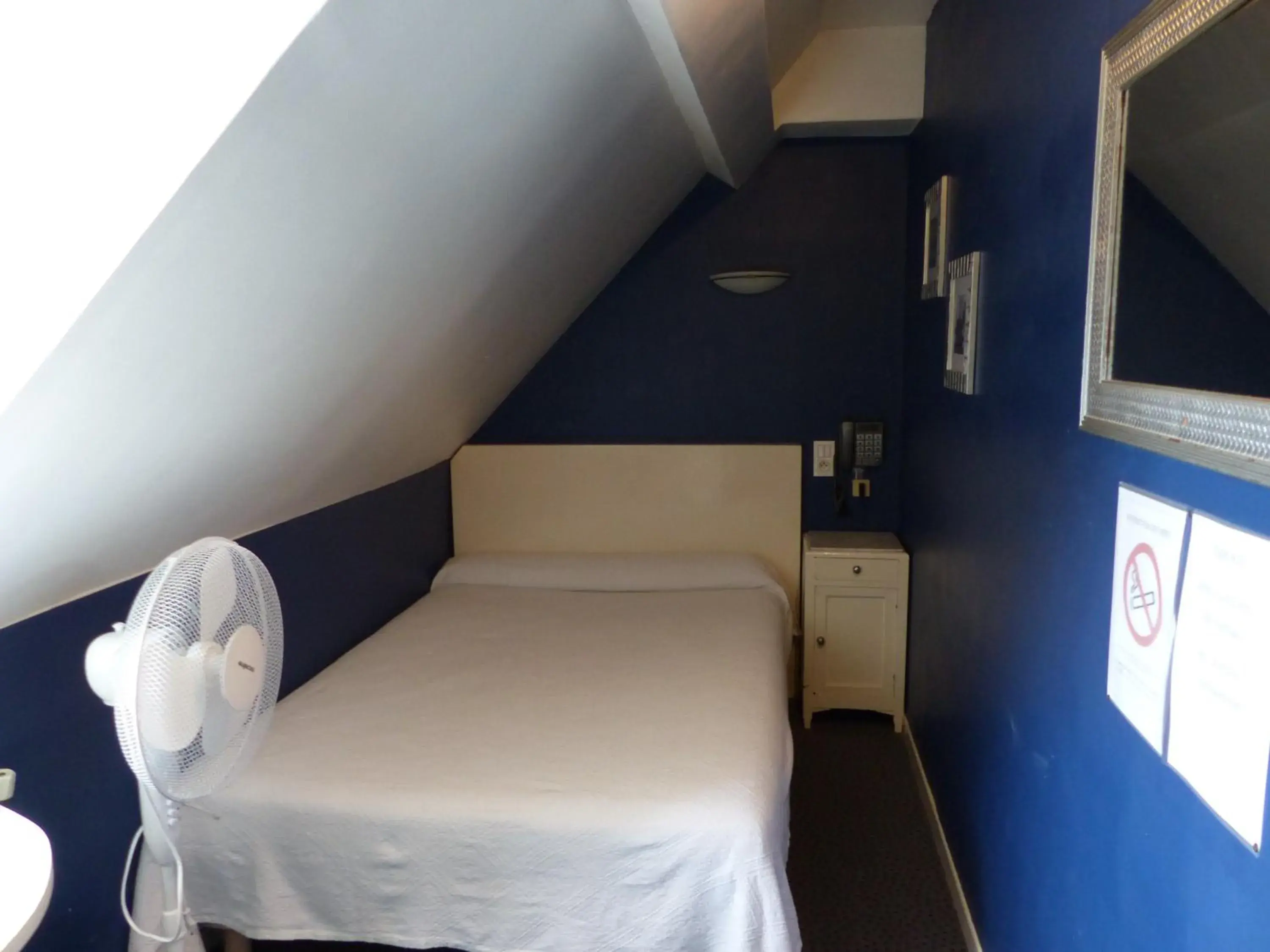 Standard Single Room - single occupancy in Hotel Victor Hugo Standard Single Room - single occupancy in Hotel Victor Hugo