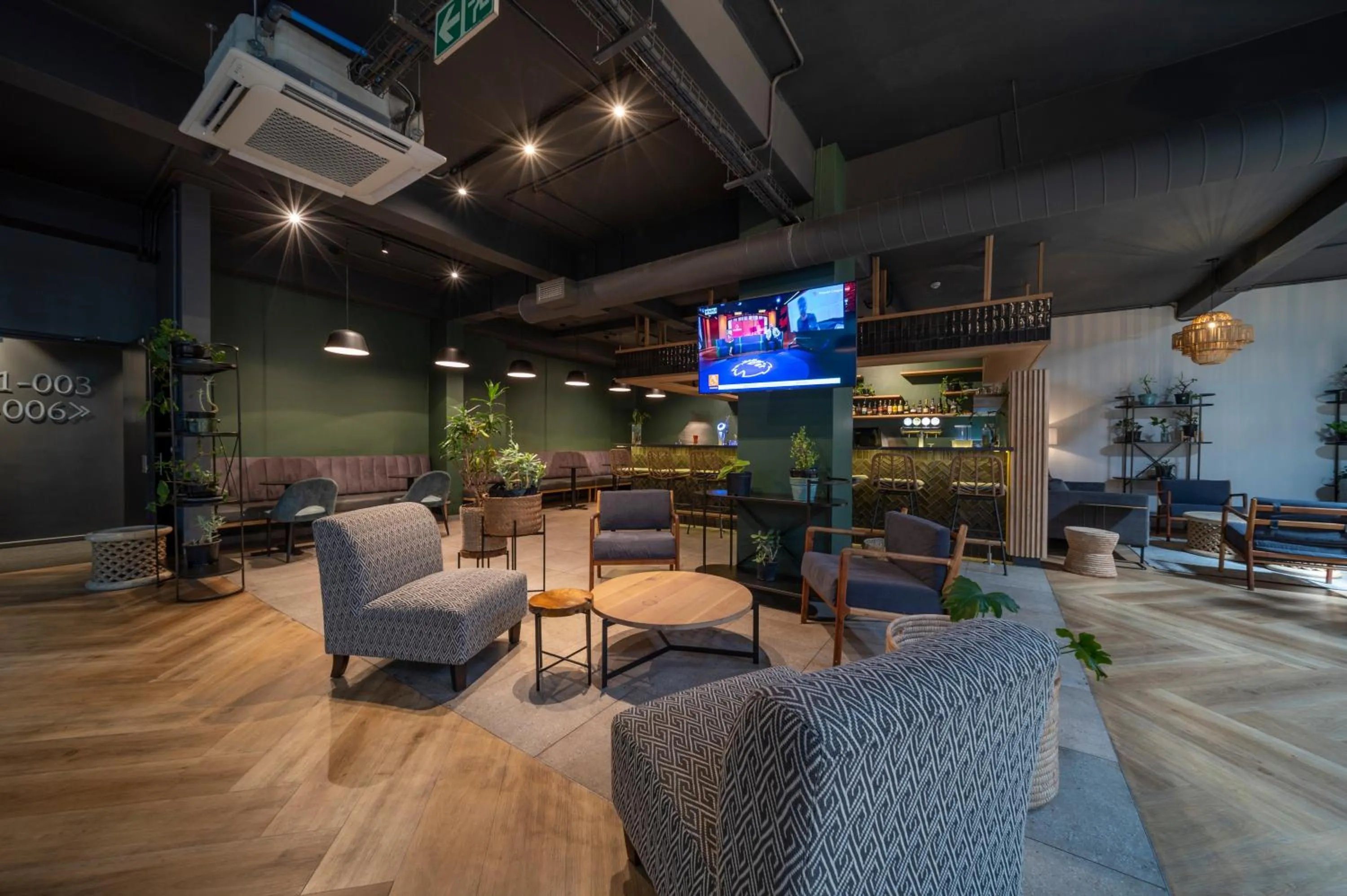 Communal lounge/ TV room in Kloof Street Hotel - Lion Roars Hotels & Lodges