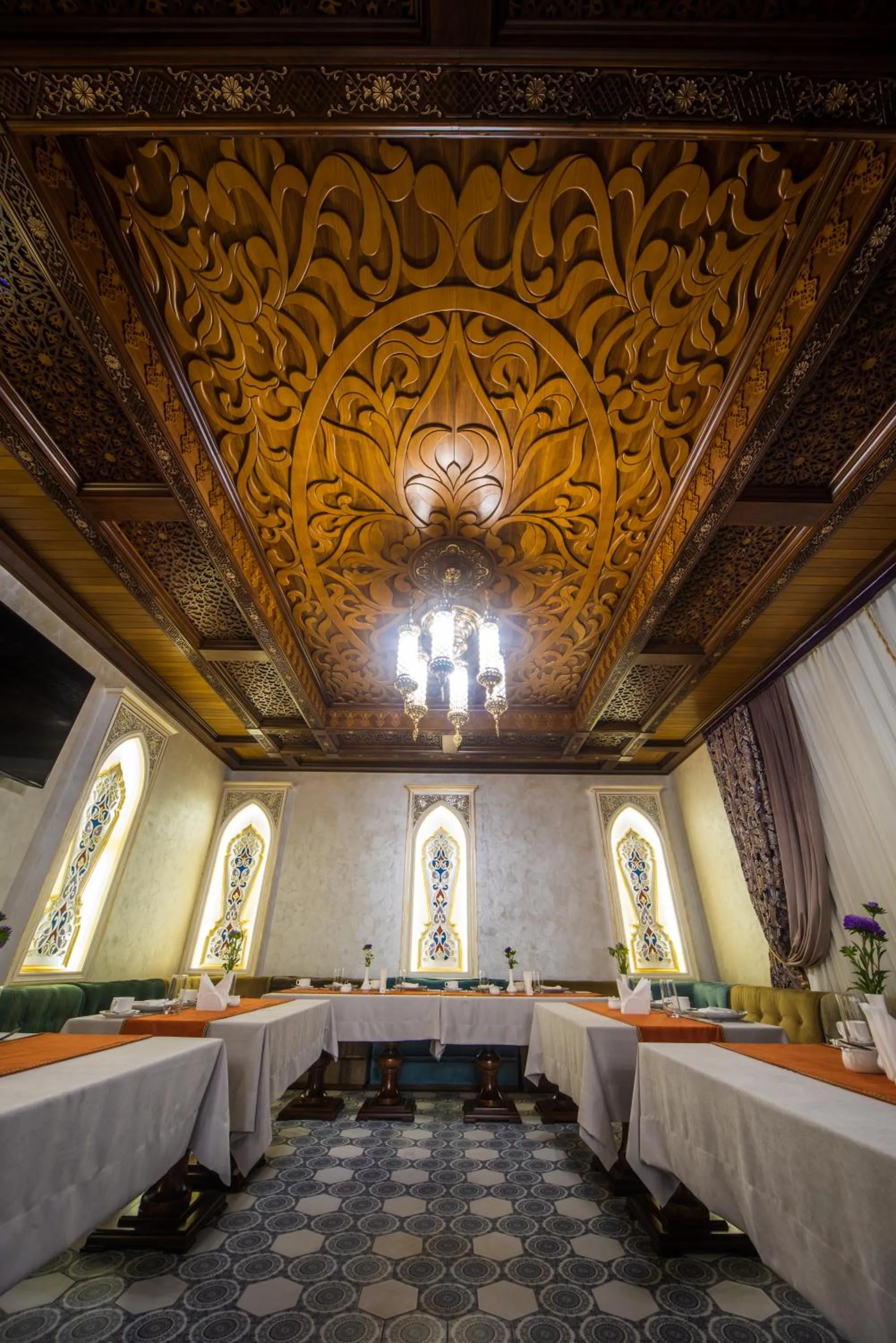 Restaurant/places to eat in Manor Hotel