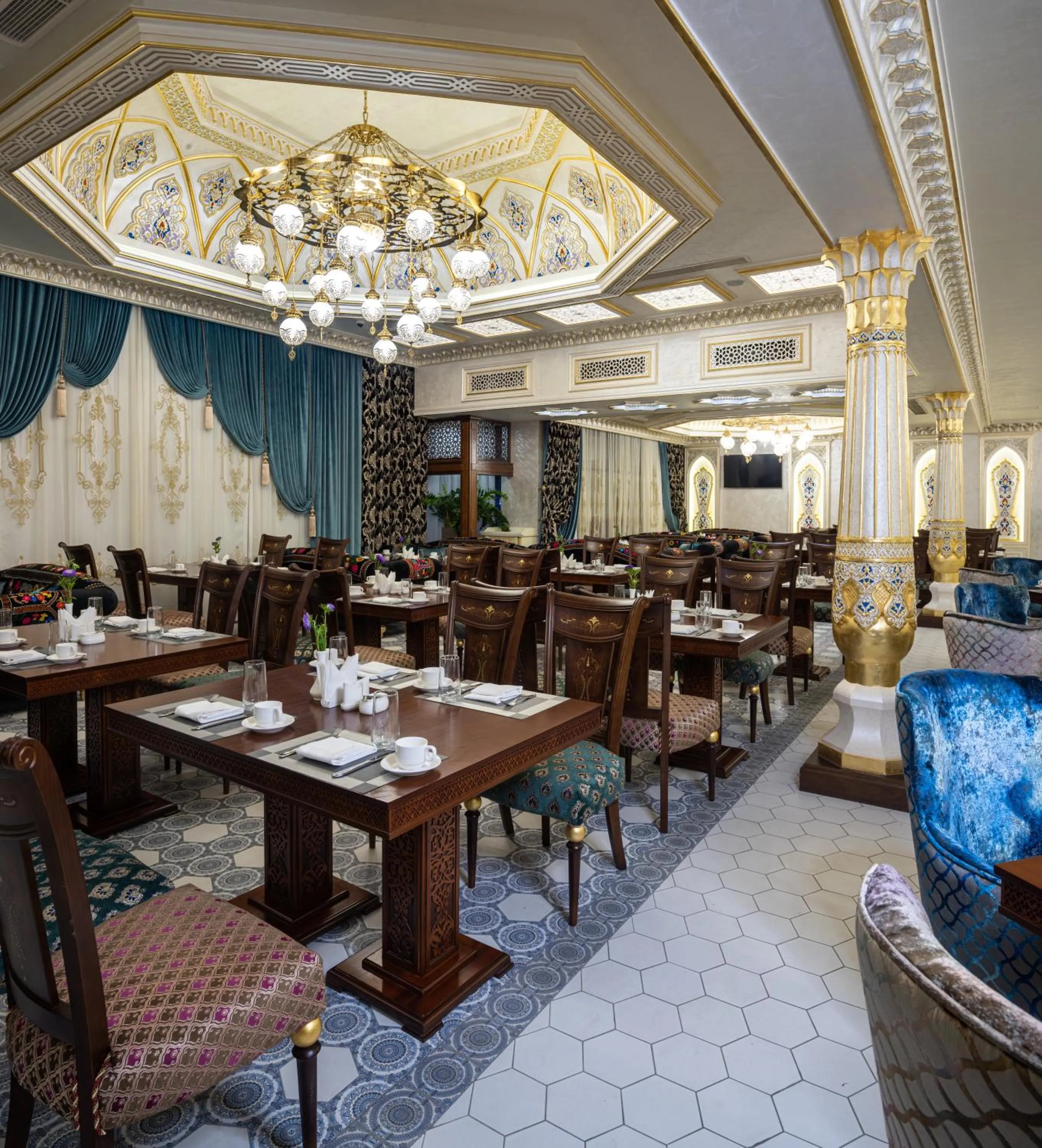 Restaurant/places to eat in Manor Hotel