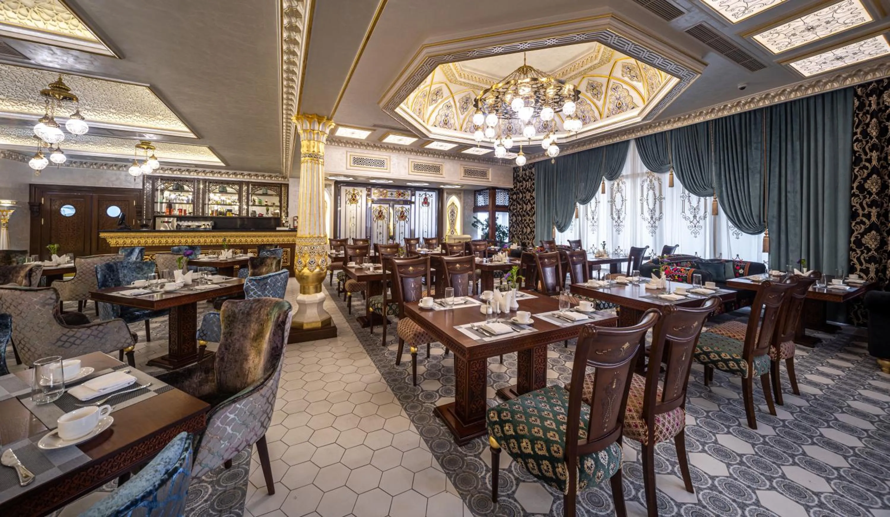 Restaurant/places to eat in Manor Hotel