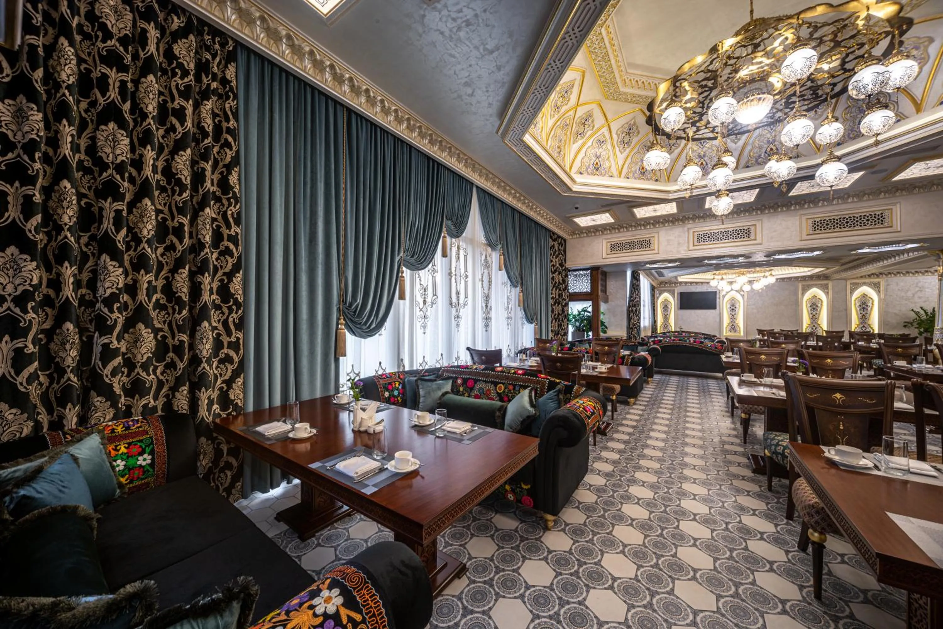 Restaurant/places to eat in Manor Hotel