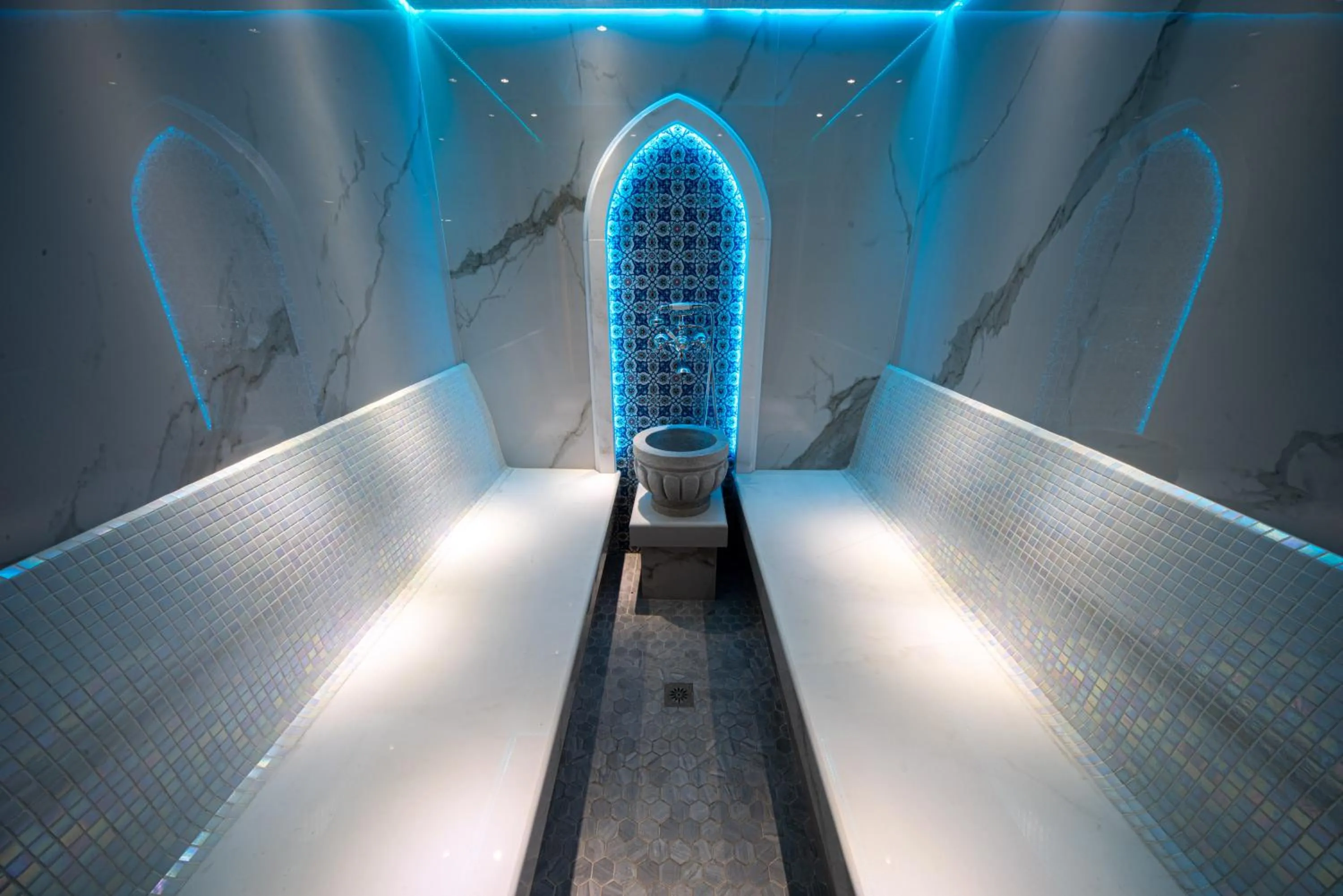 Swimming pool in Manor Hotel