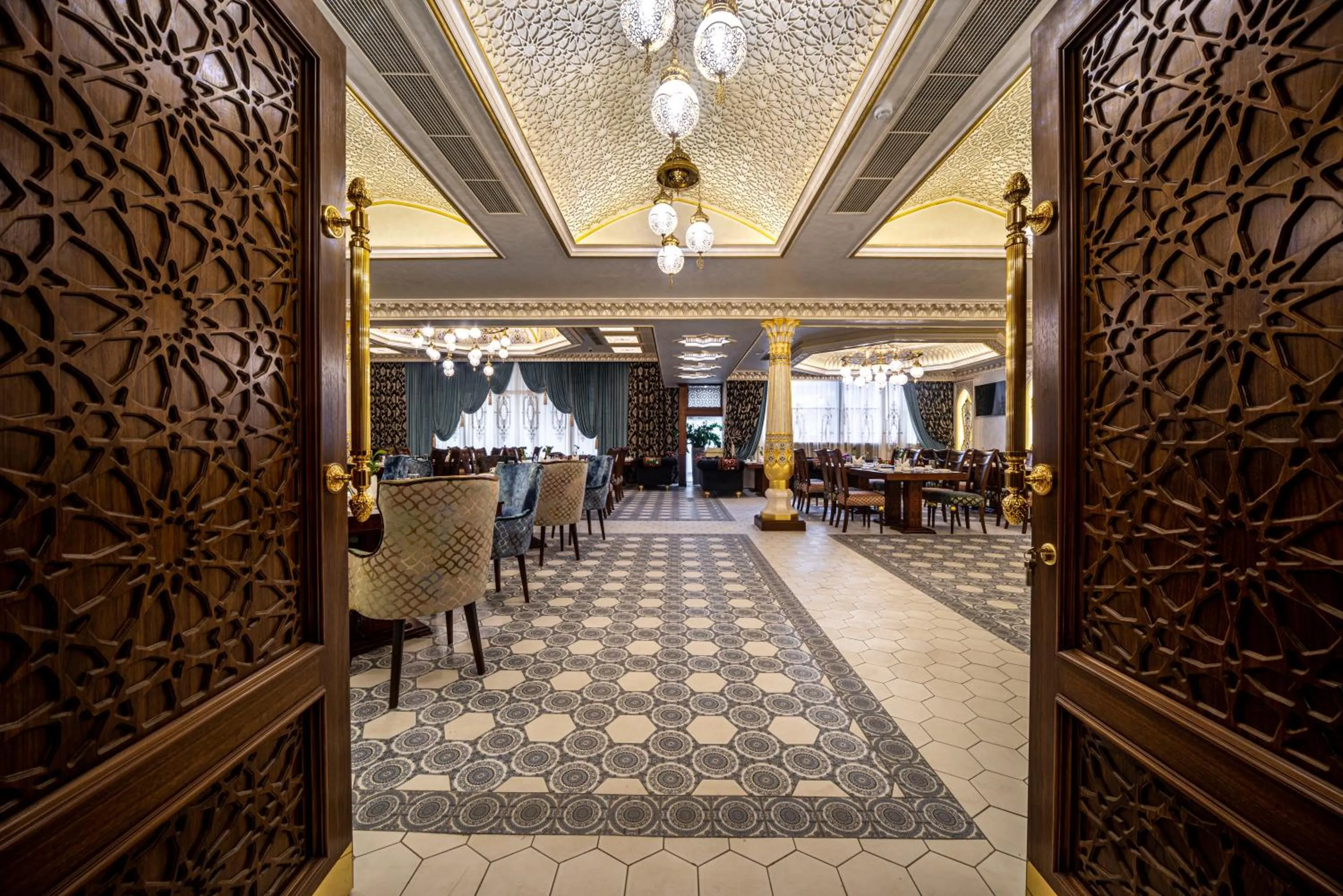 Restaurant/places to eat in Manor Hotel