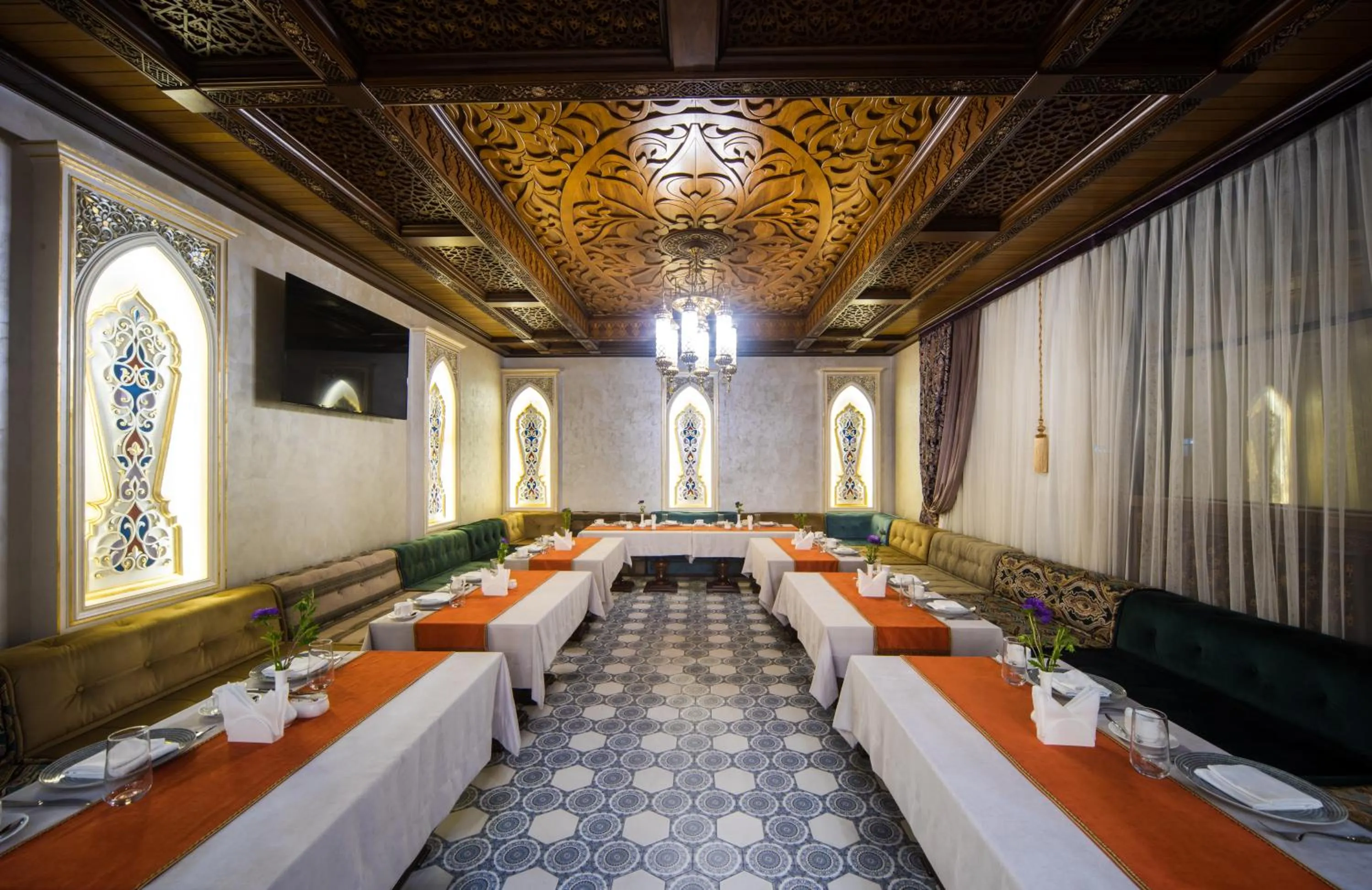 Restaurant/places to eat in Manor Hotel