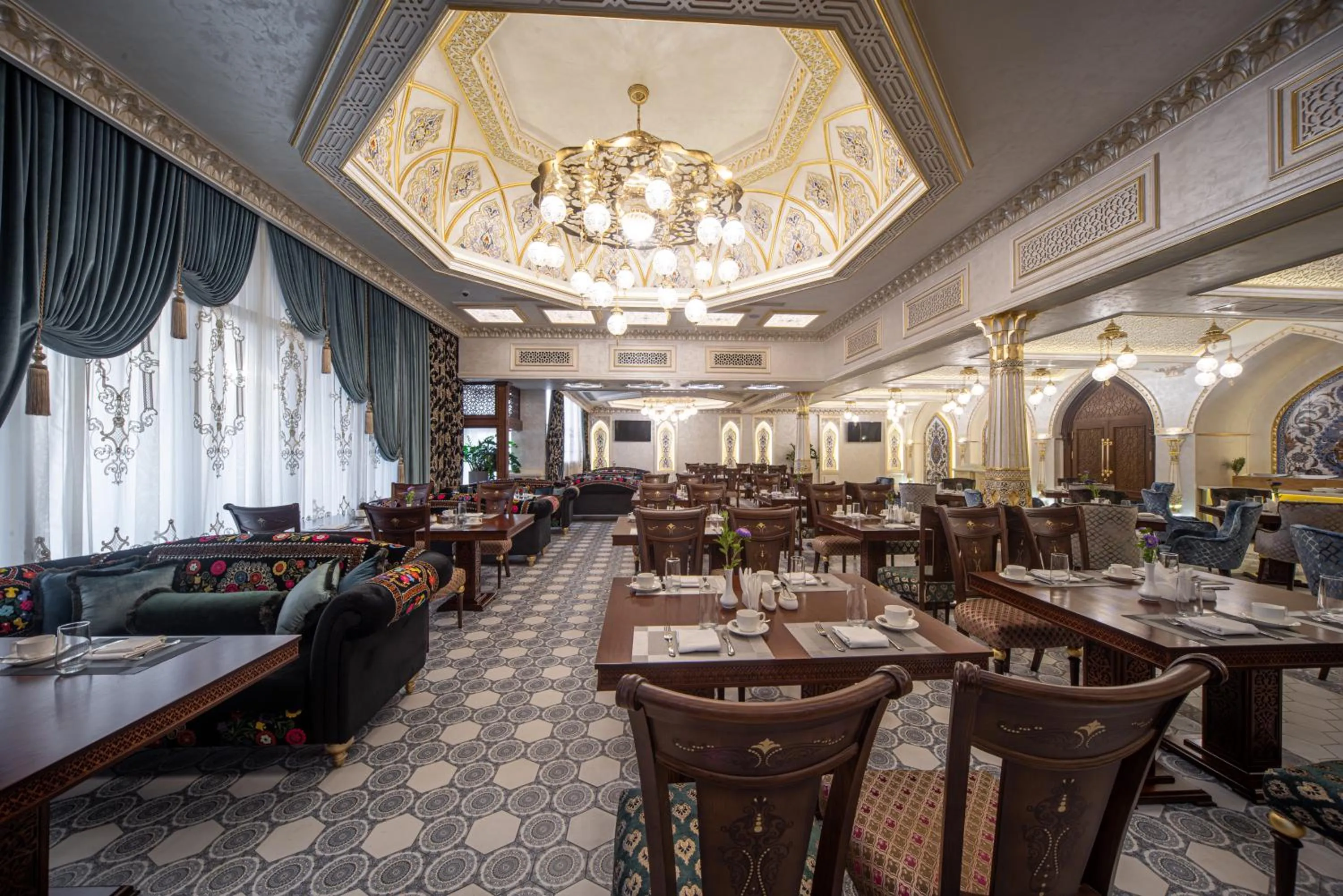 Restaurant/places to eat in Manor Hotel
