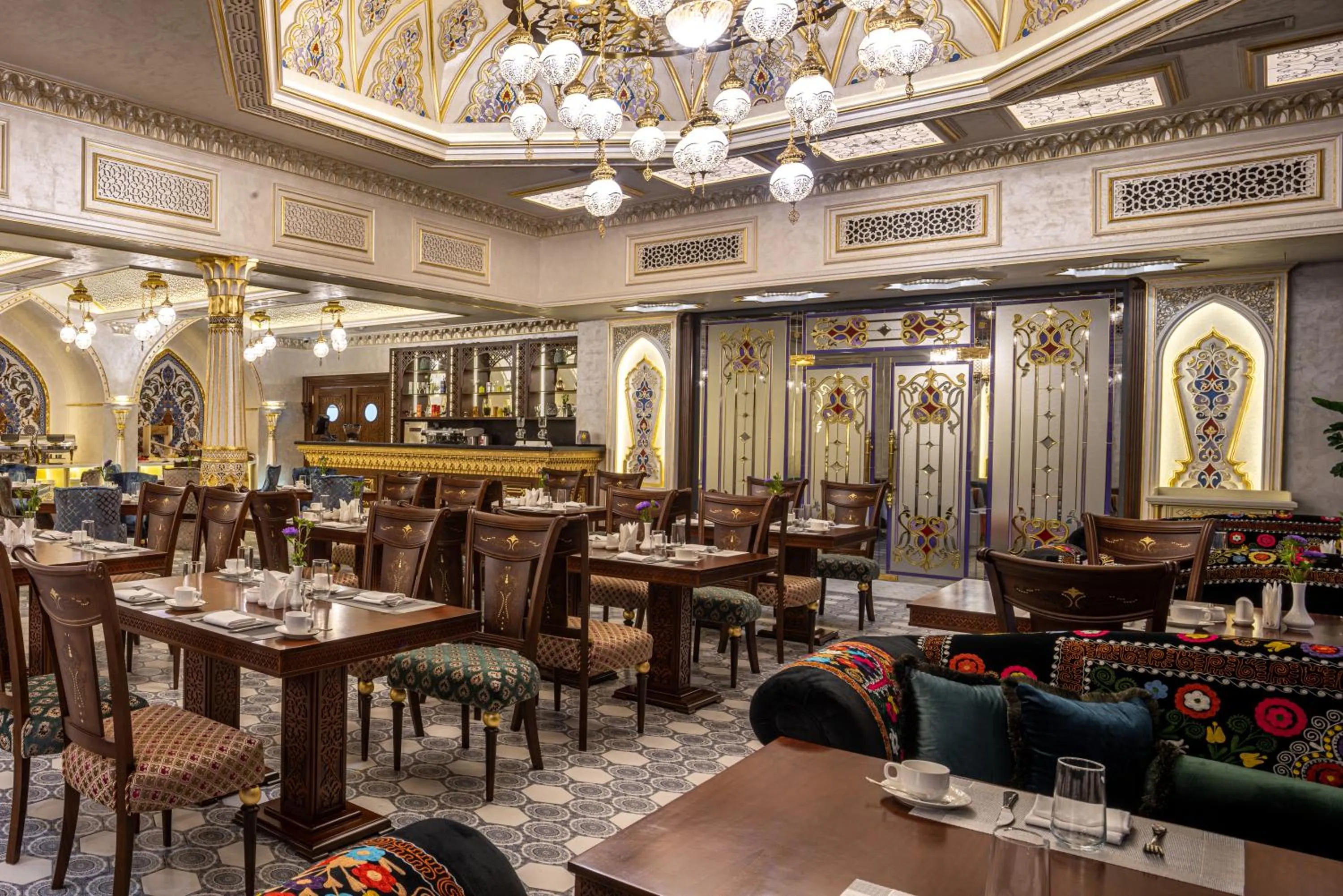 Restaurant/places to eat in Manor Hotel