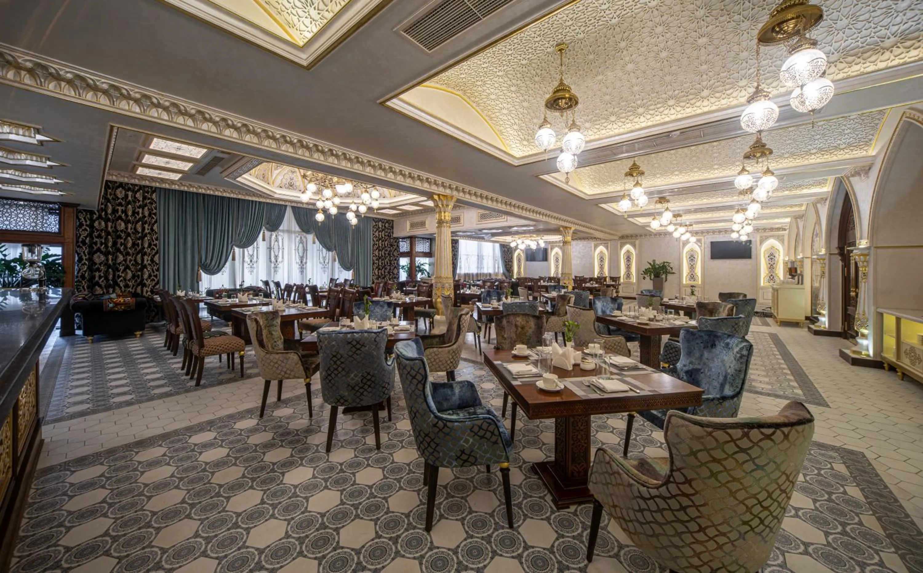 Restaurant/places to eat in Manor Hotel