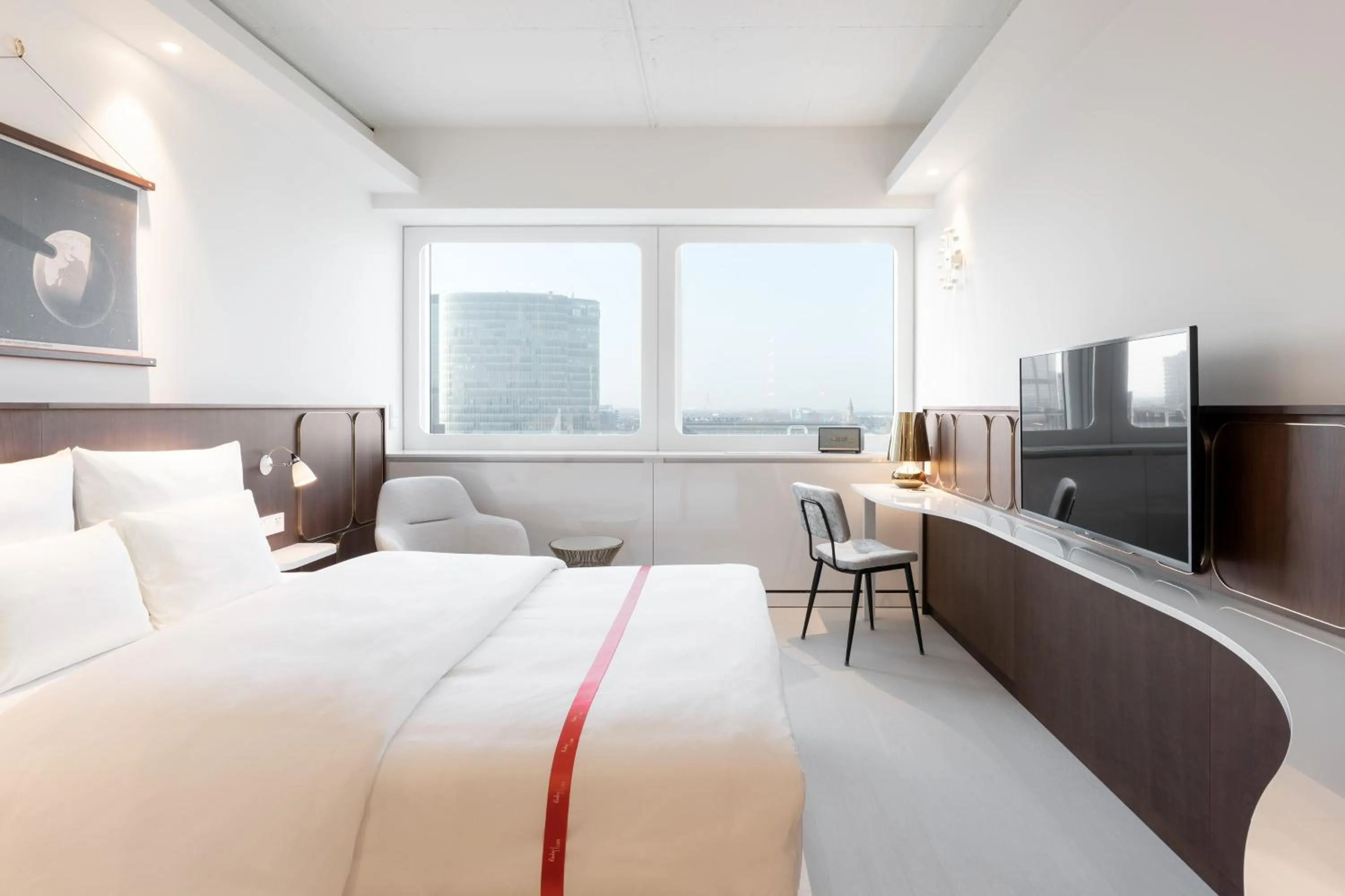 Property building, Bed in Ruby Luna Hotel Dusseldorf