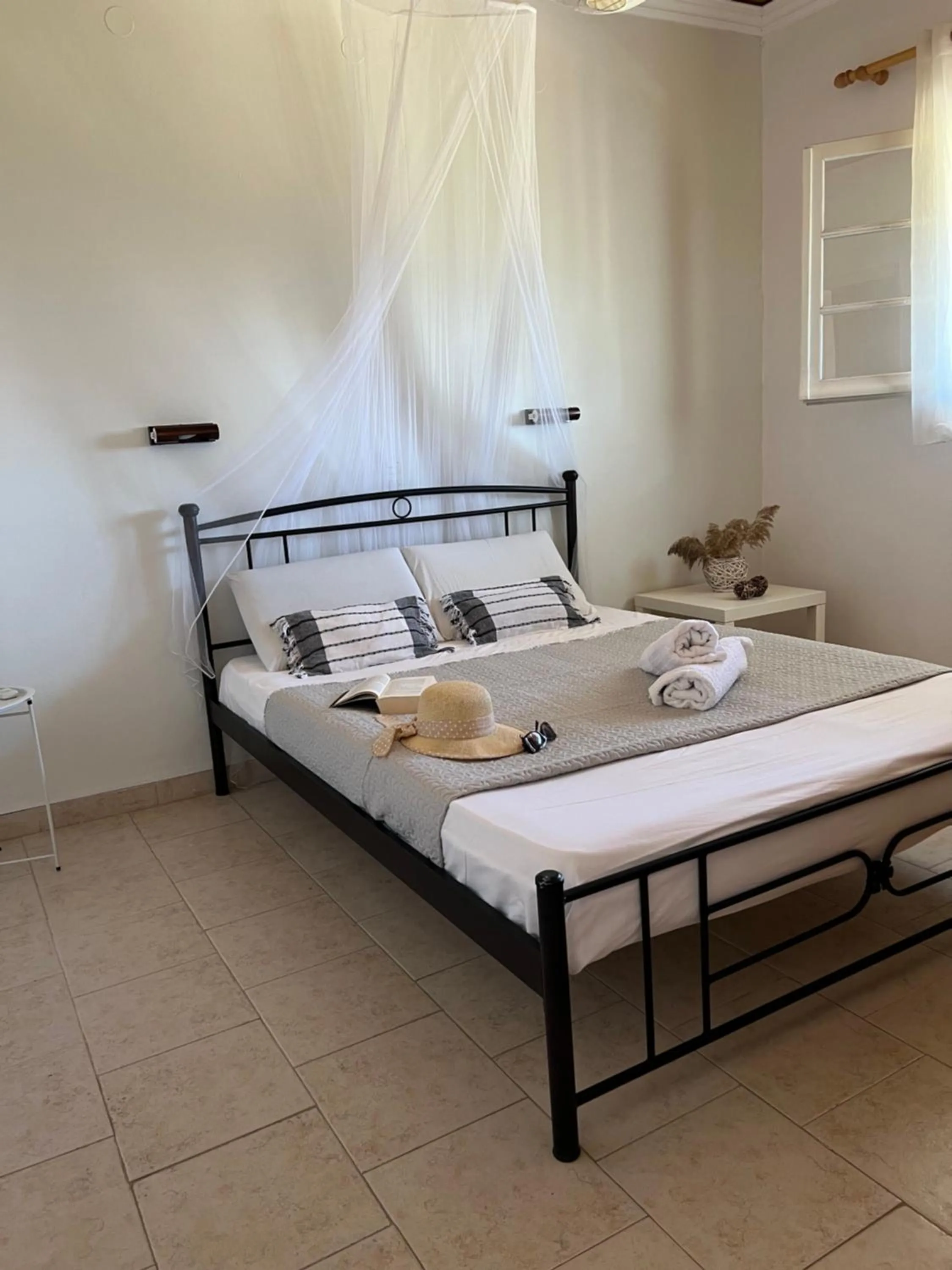 Bedroom, Bed in Elves Studios& Apartment's SIDARI