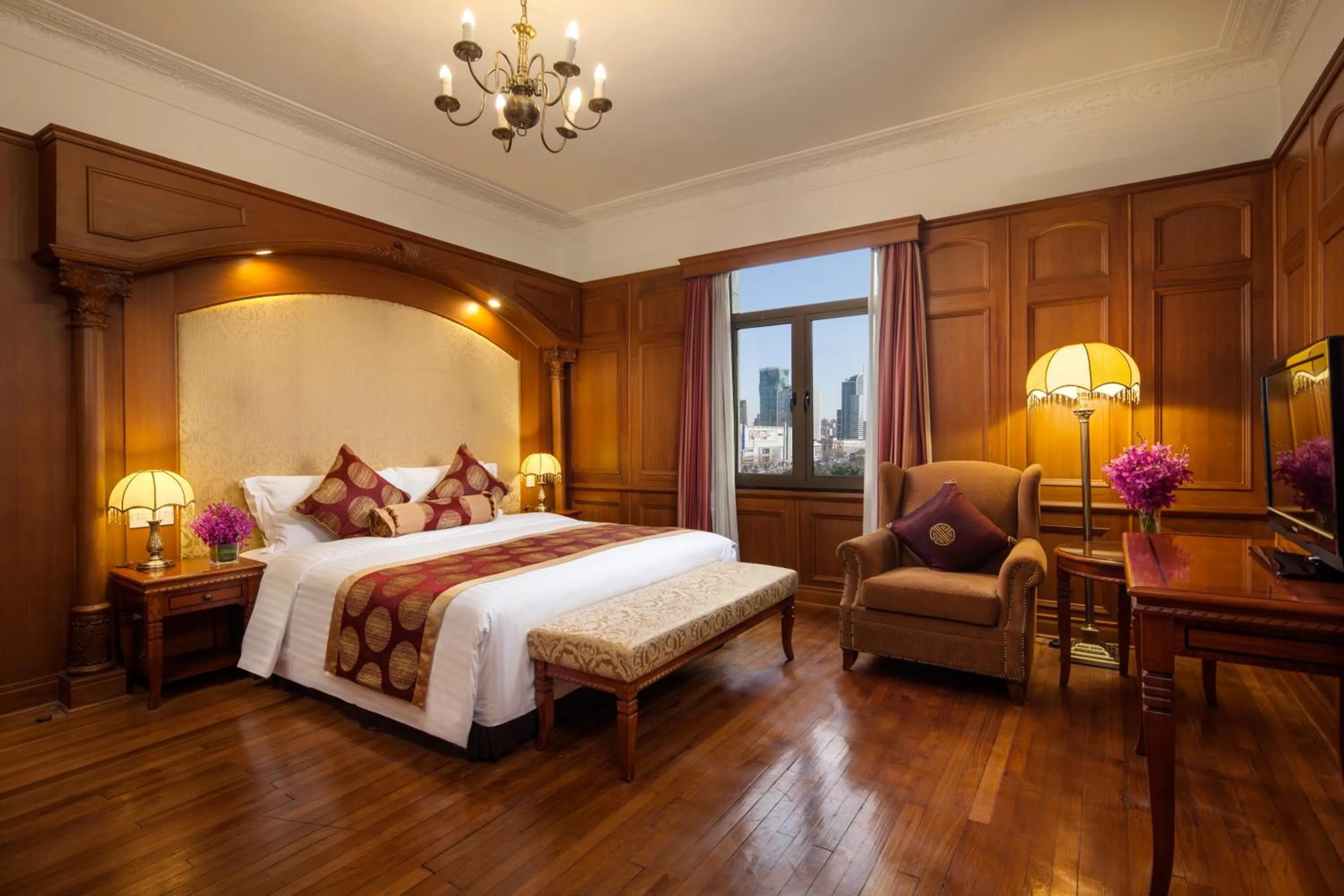 Photo of the whole room, Bed in Jin Jiang Pacific Hotel