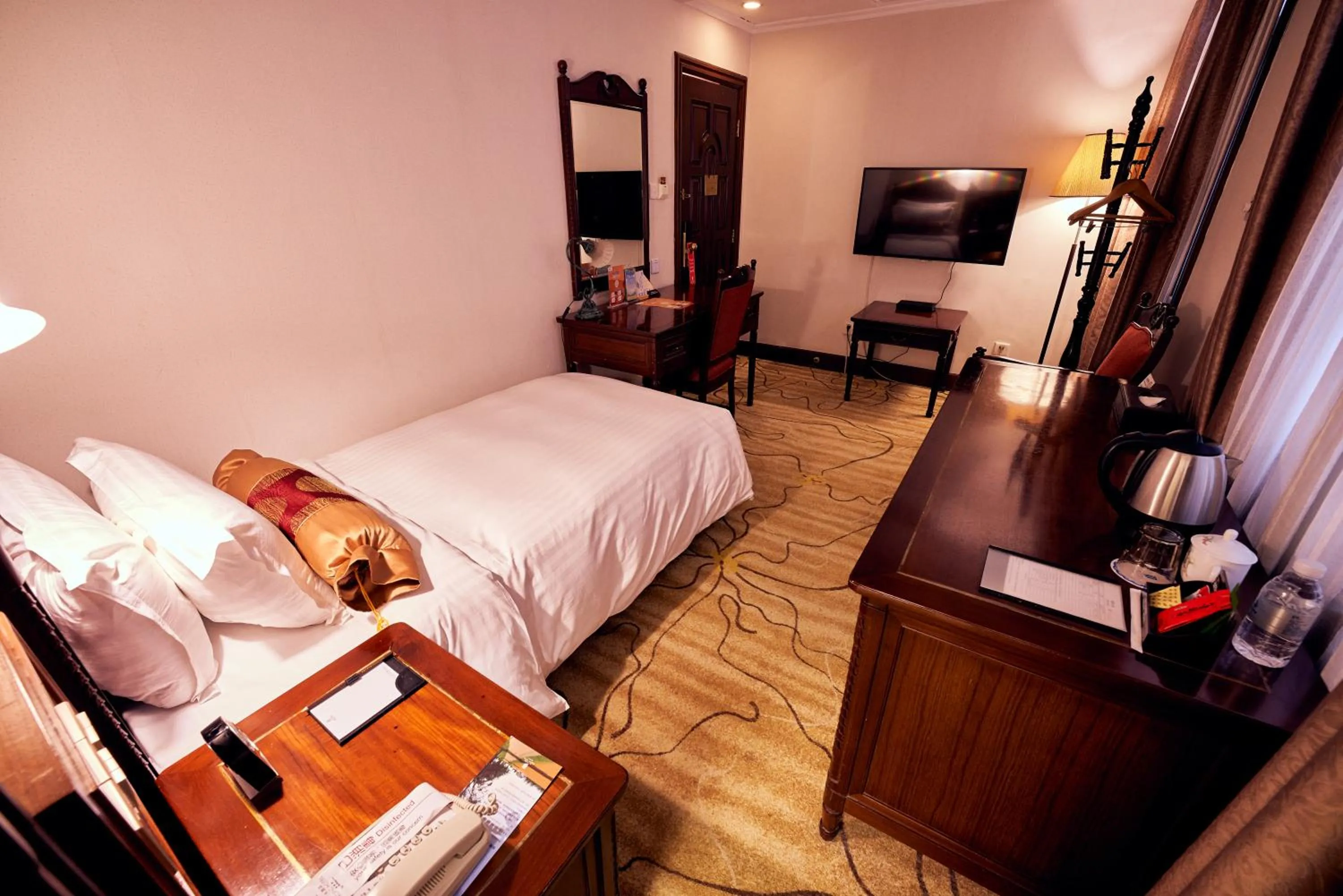 Bed in Jin Jiang Pacific Hotel