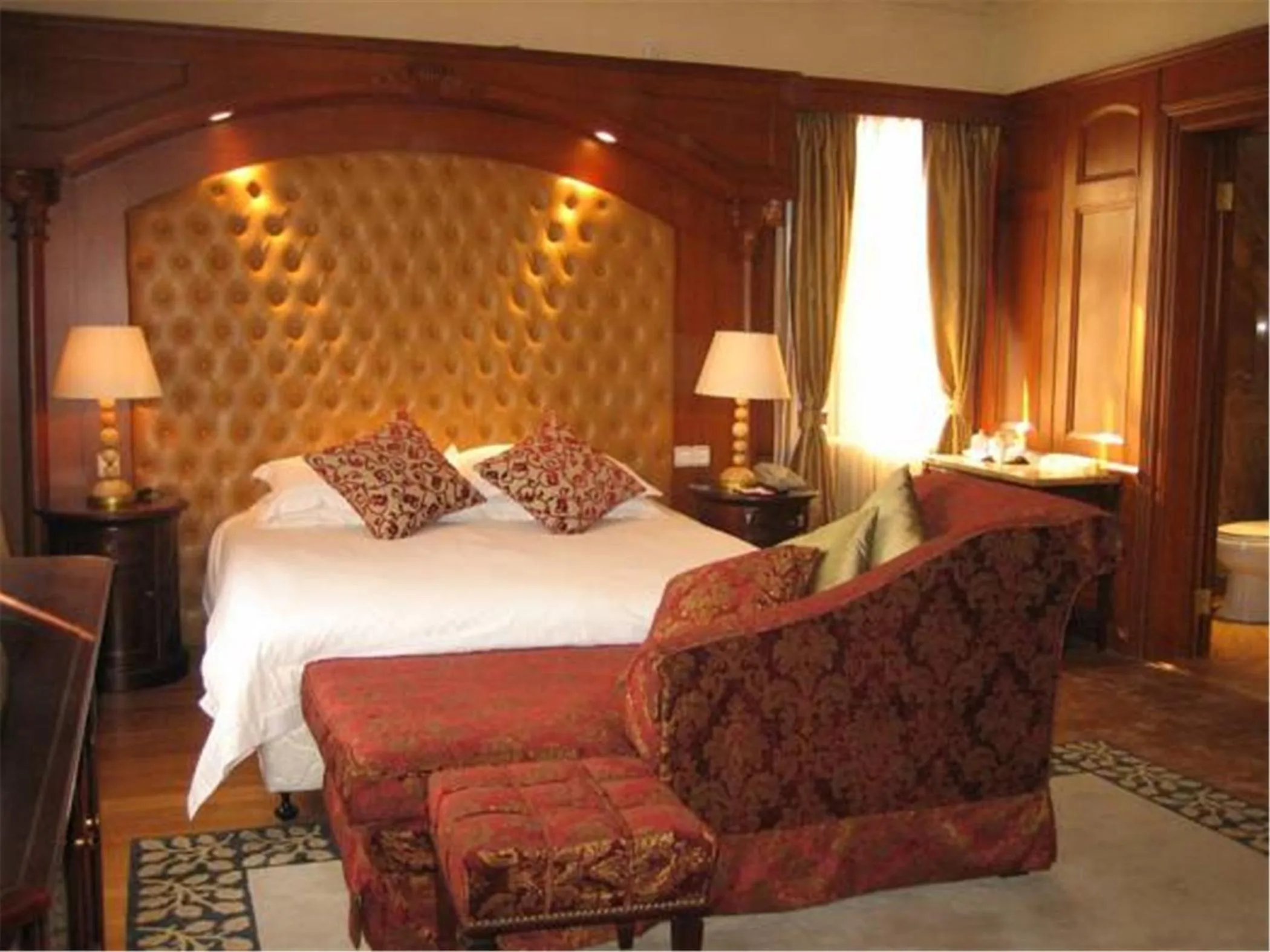 Bed in Jin Jiang Pacific Hotel