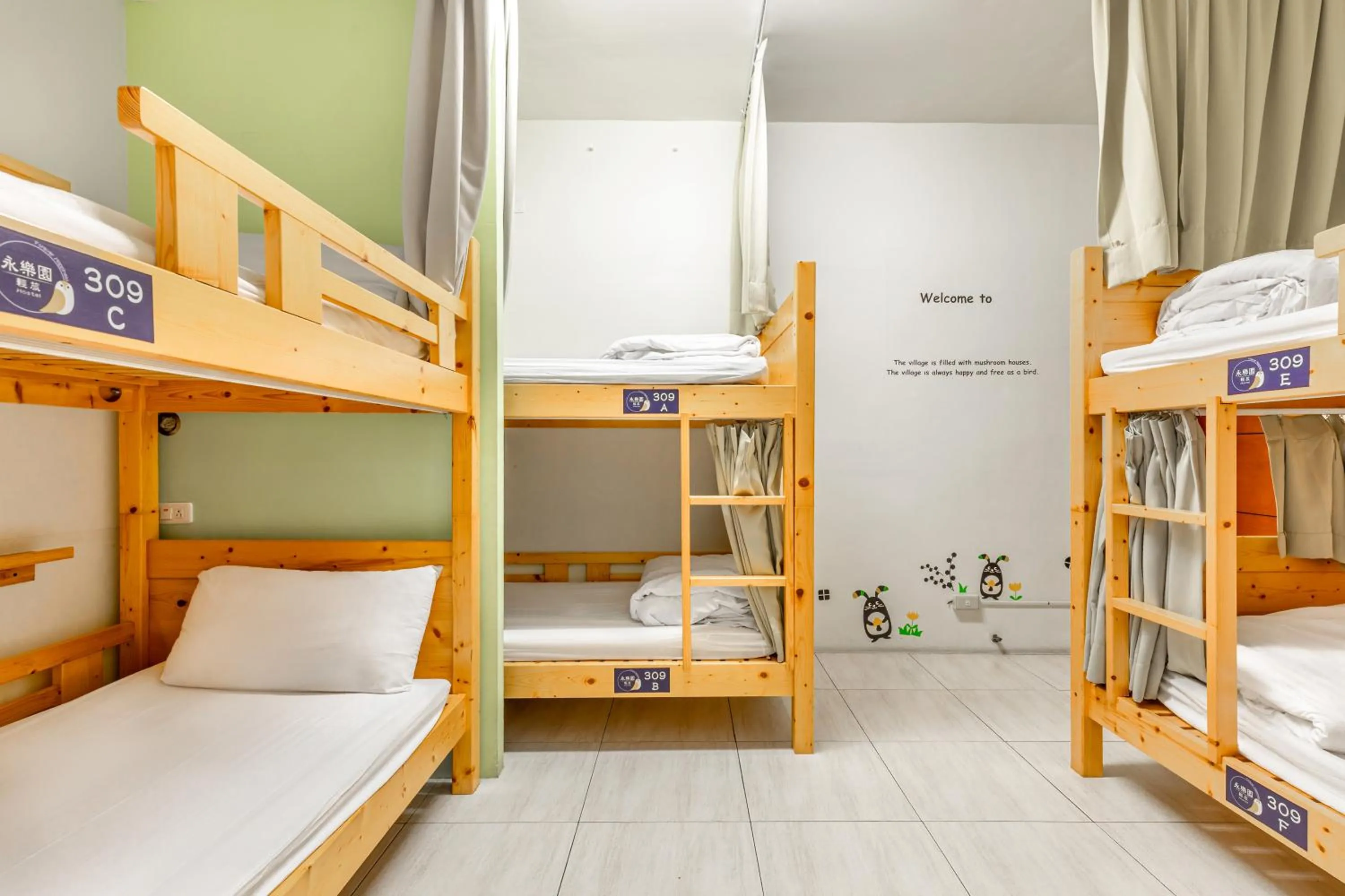 Photo of the whole room, Bed in Forever Happiness Hostel