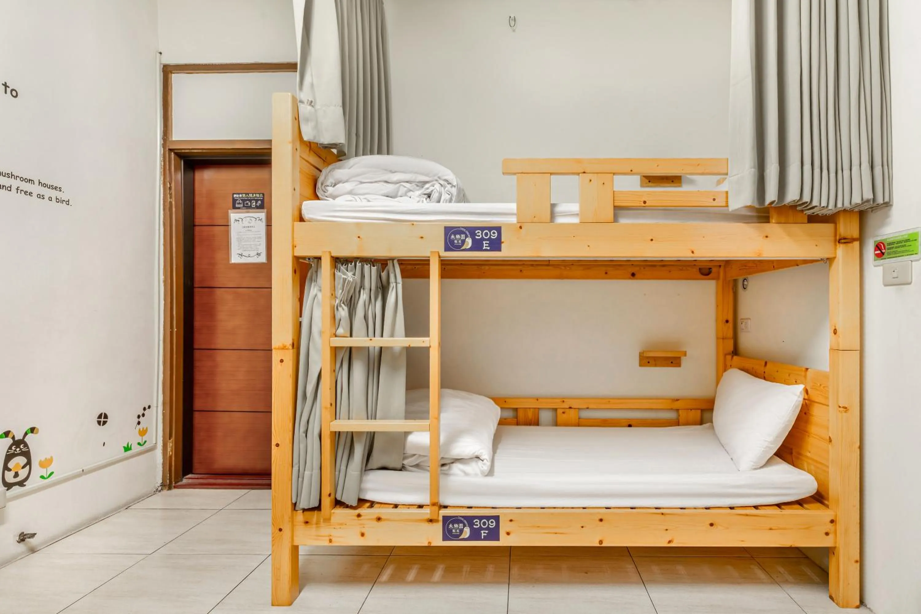 Photo of the whole room, Bed in Forever Happiness Hostel