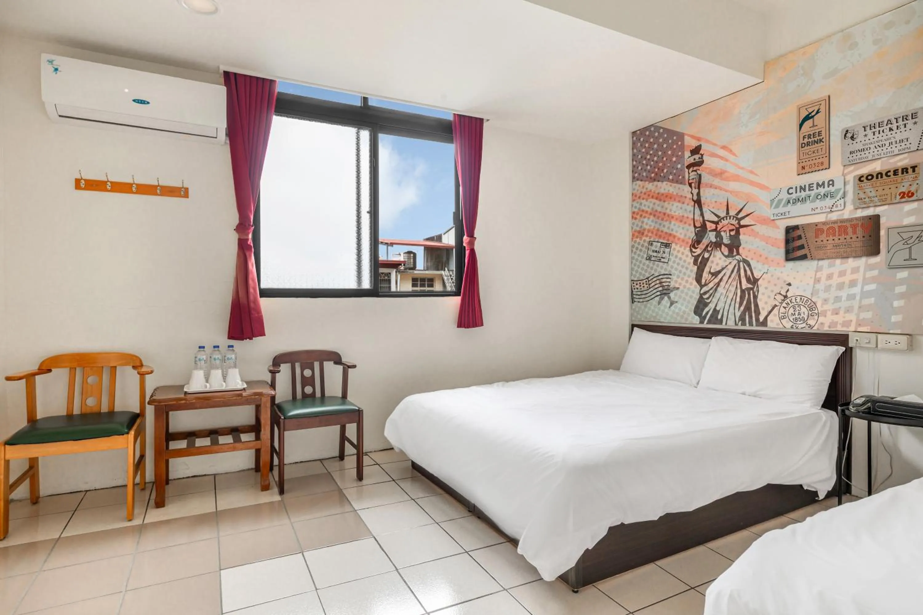 Photo of the whole room, Bed in Forever Happiness Hostel