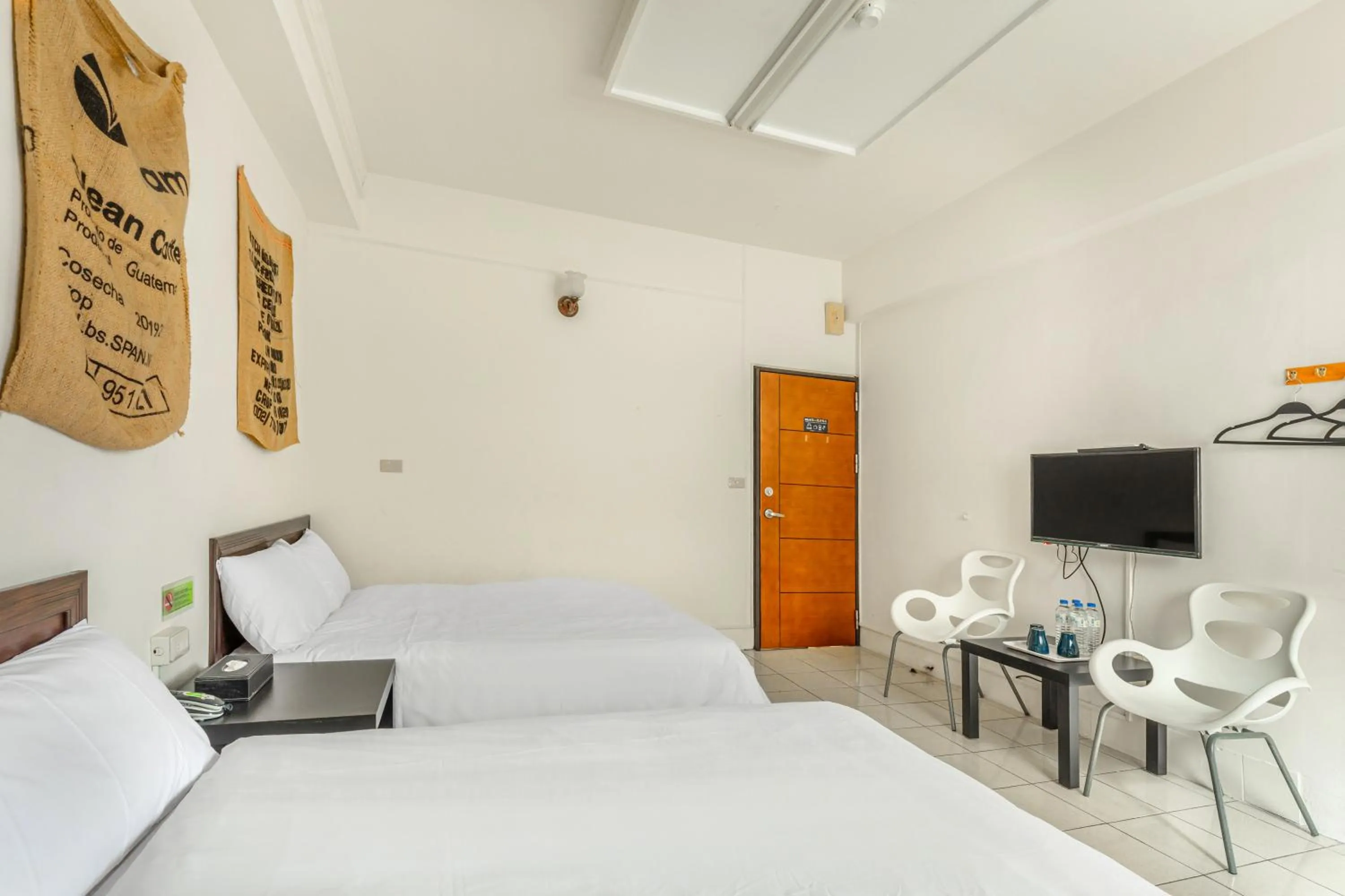 Photo of the whole room, Bed in Forever Happiness Hostel